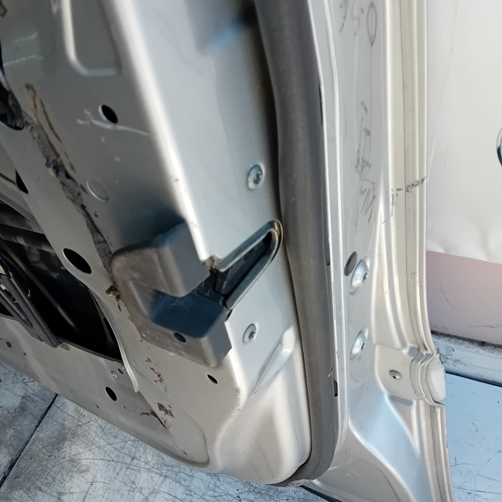 MERCEDES BENZ  E-CLASS W212 DRIVER FRONT DOOR OSF SILVER 2013  FMD483