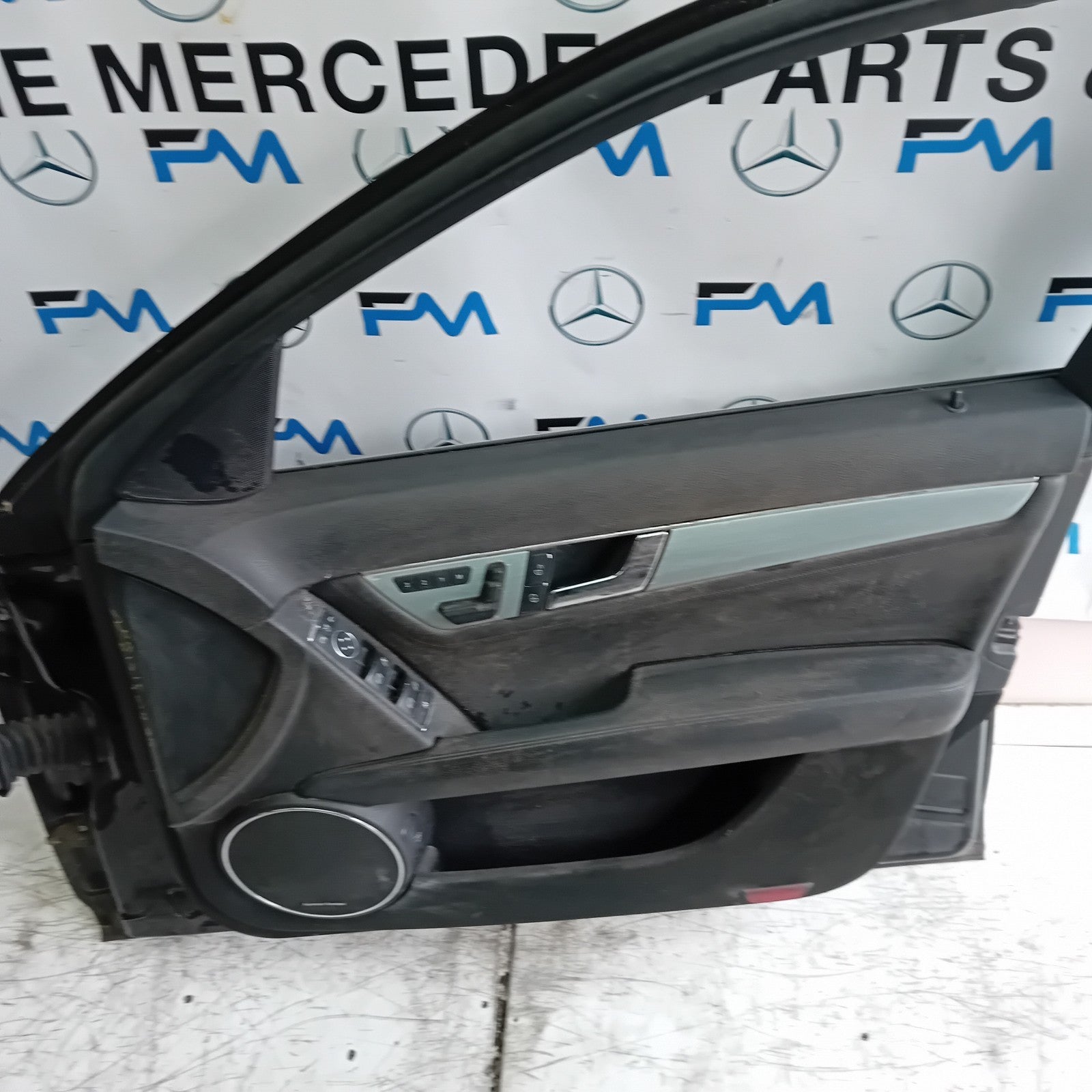 MERCEDES BENZ C-CLASS W204  DRIVER FRONT DOOR OSF BLACK 2009-14 COMPLETE FMD235