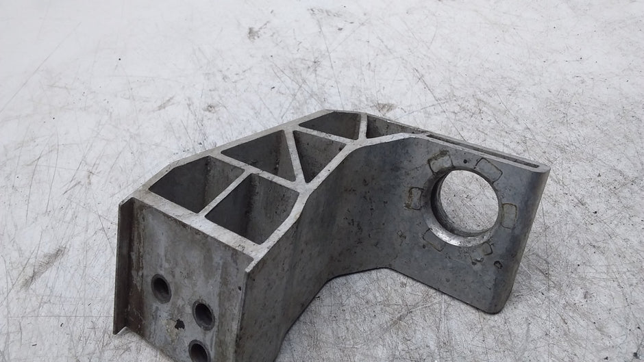 MERCEDES BENZ  C-CLASS  RADIATOR MOUNT BRACKET LEFT SIDE A2055014120  FMR399