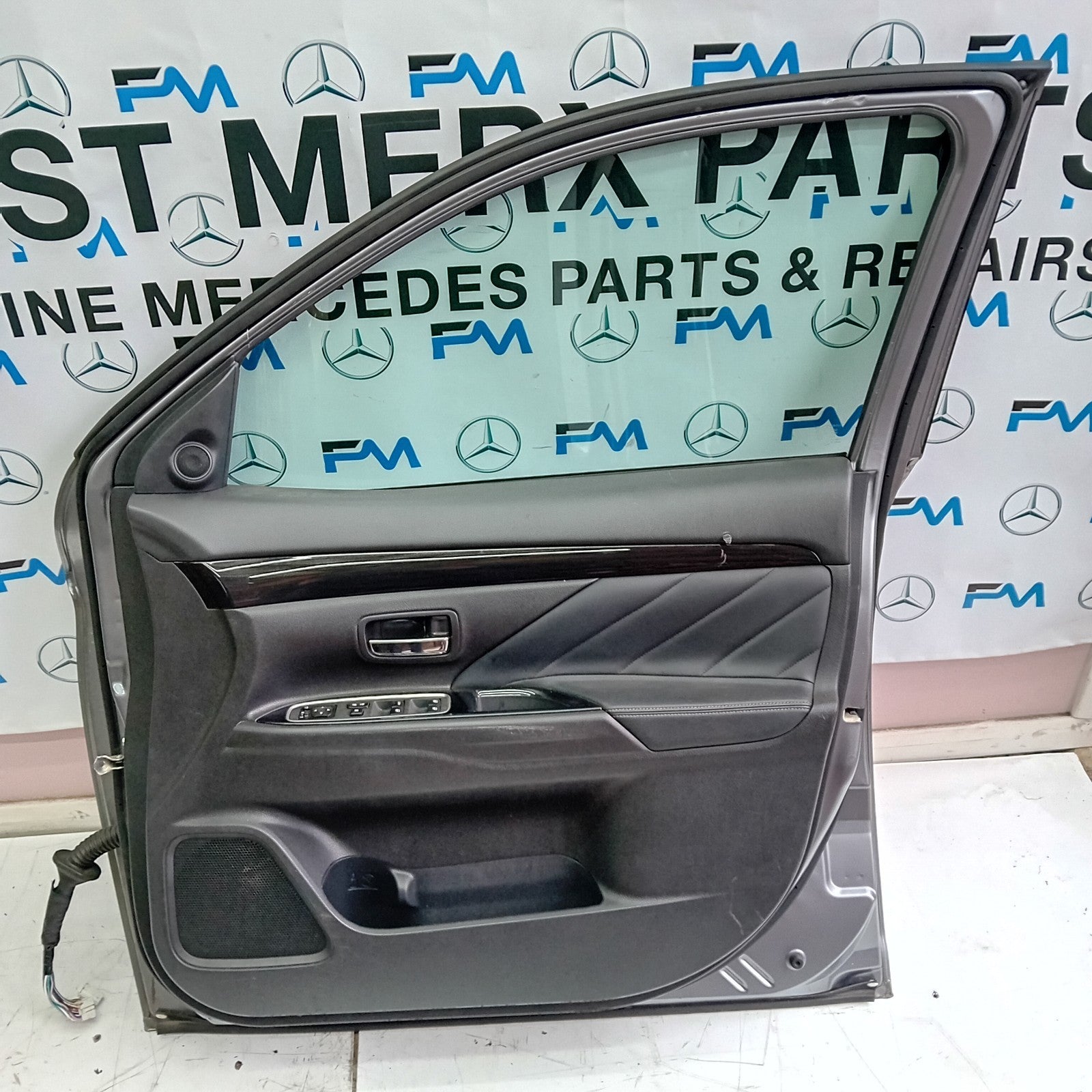 MITSUBISH OUTLANDER DRIVER SIDE FRONT DOOR O/S/F COMPLETE SILVER FMD36