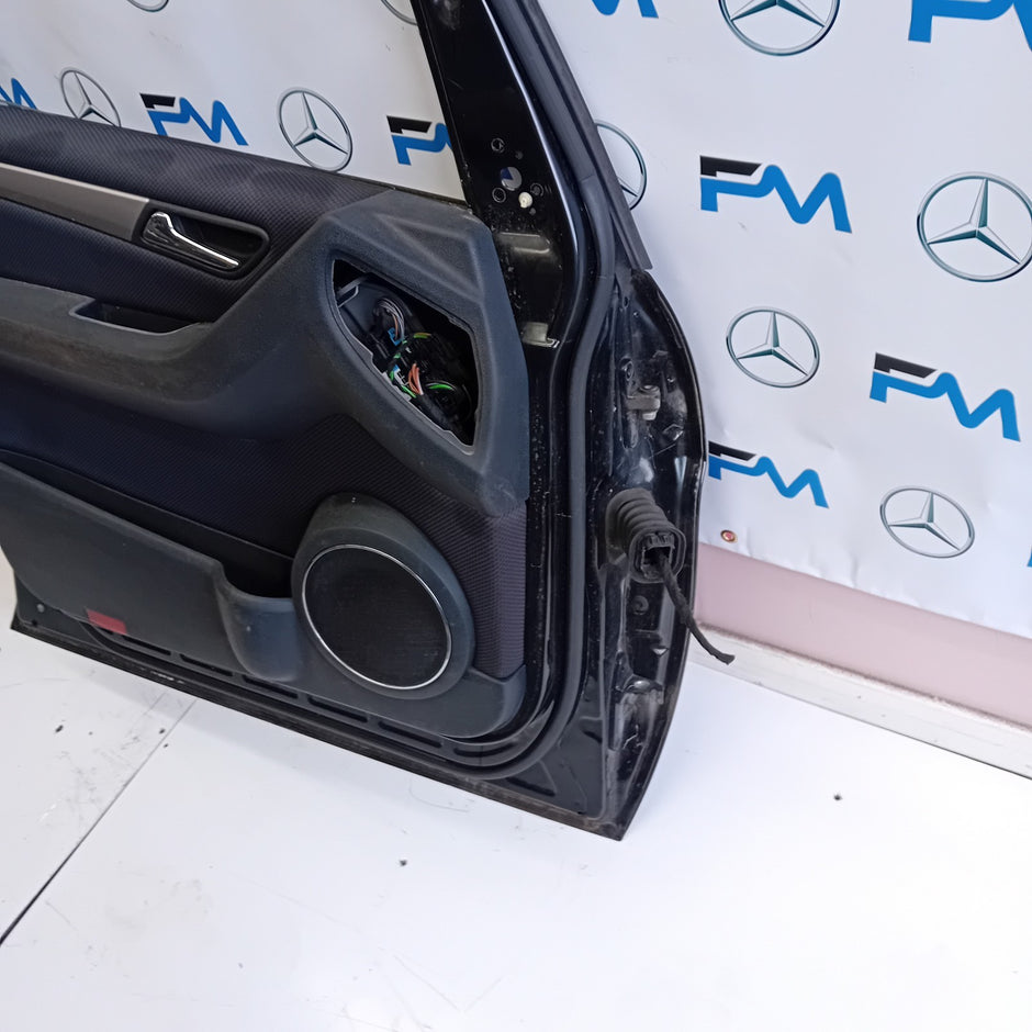 MERCEDES BENZ B-CLASS W245 PASSENGER SIDE FRONT DOOR ( NEAR SIDE FRONT ) FM012