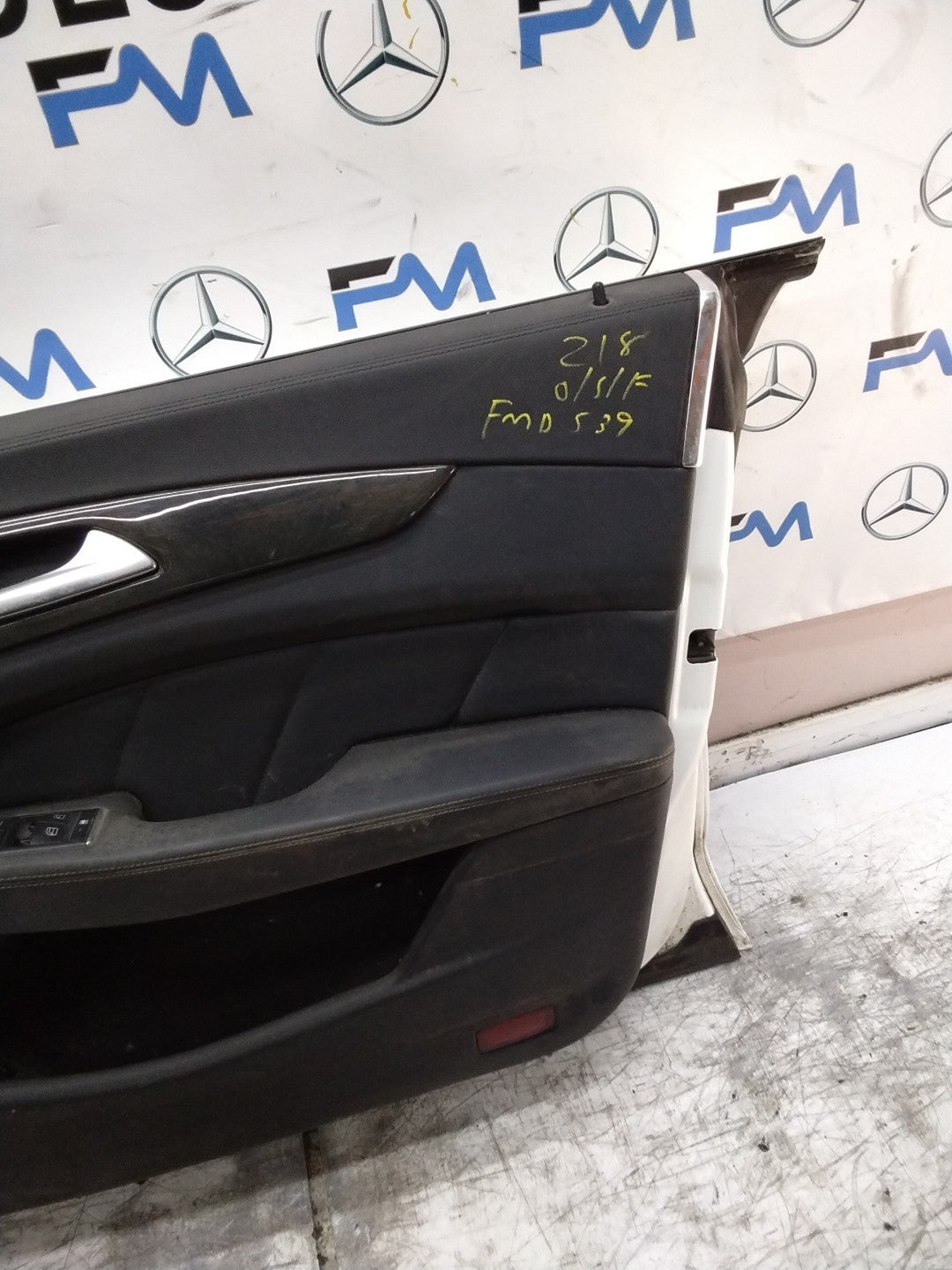 MERCEDES BENZ CLS W218  DRIVER FRONT DOOR OSF WHITE 2011-18 FMD539