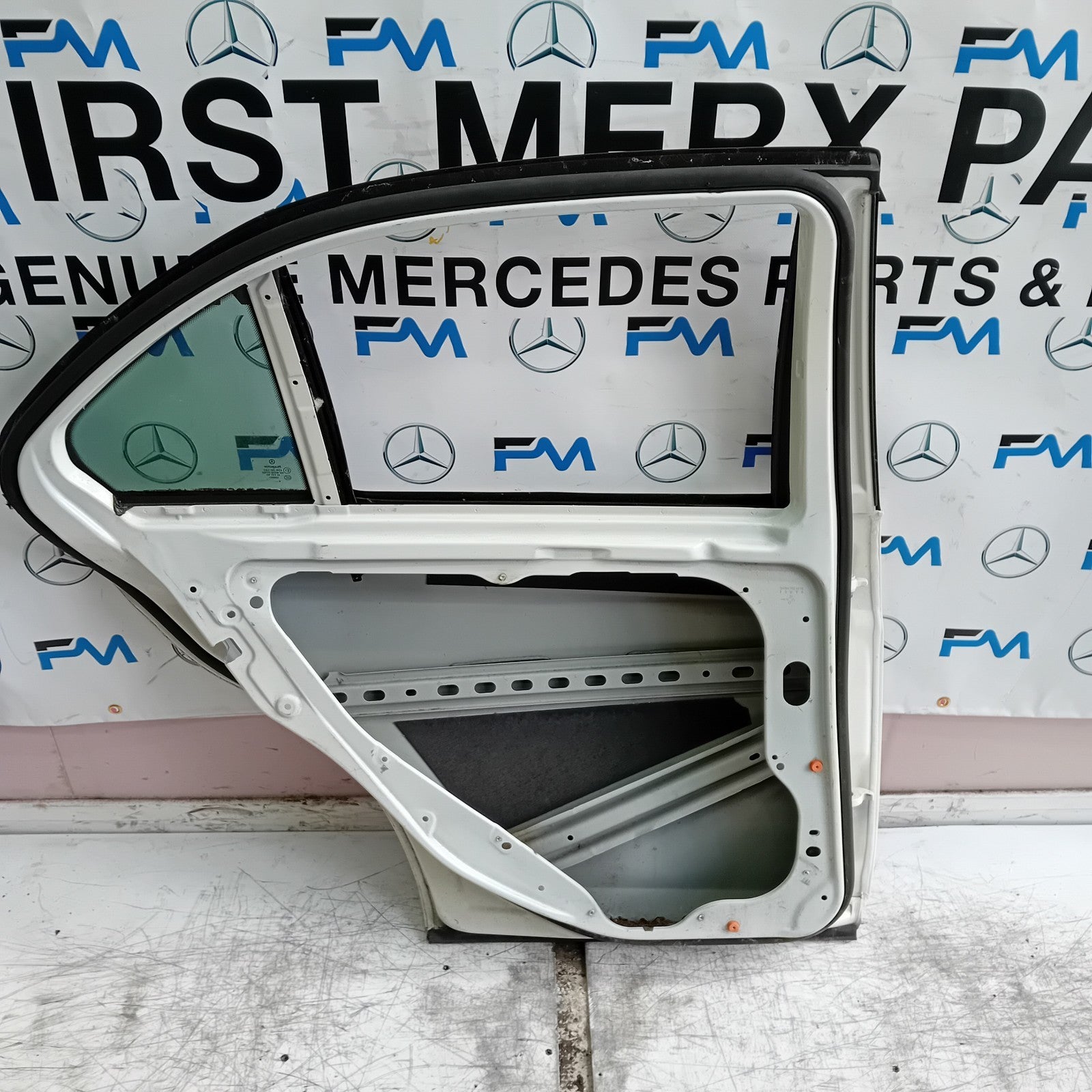 MERCEDES C-CLASS W204 SLN PASSENGER REAR DOOR NSR WHITE 2008-14 FMD422