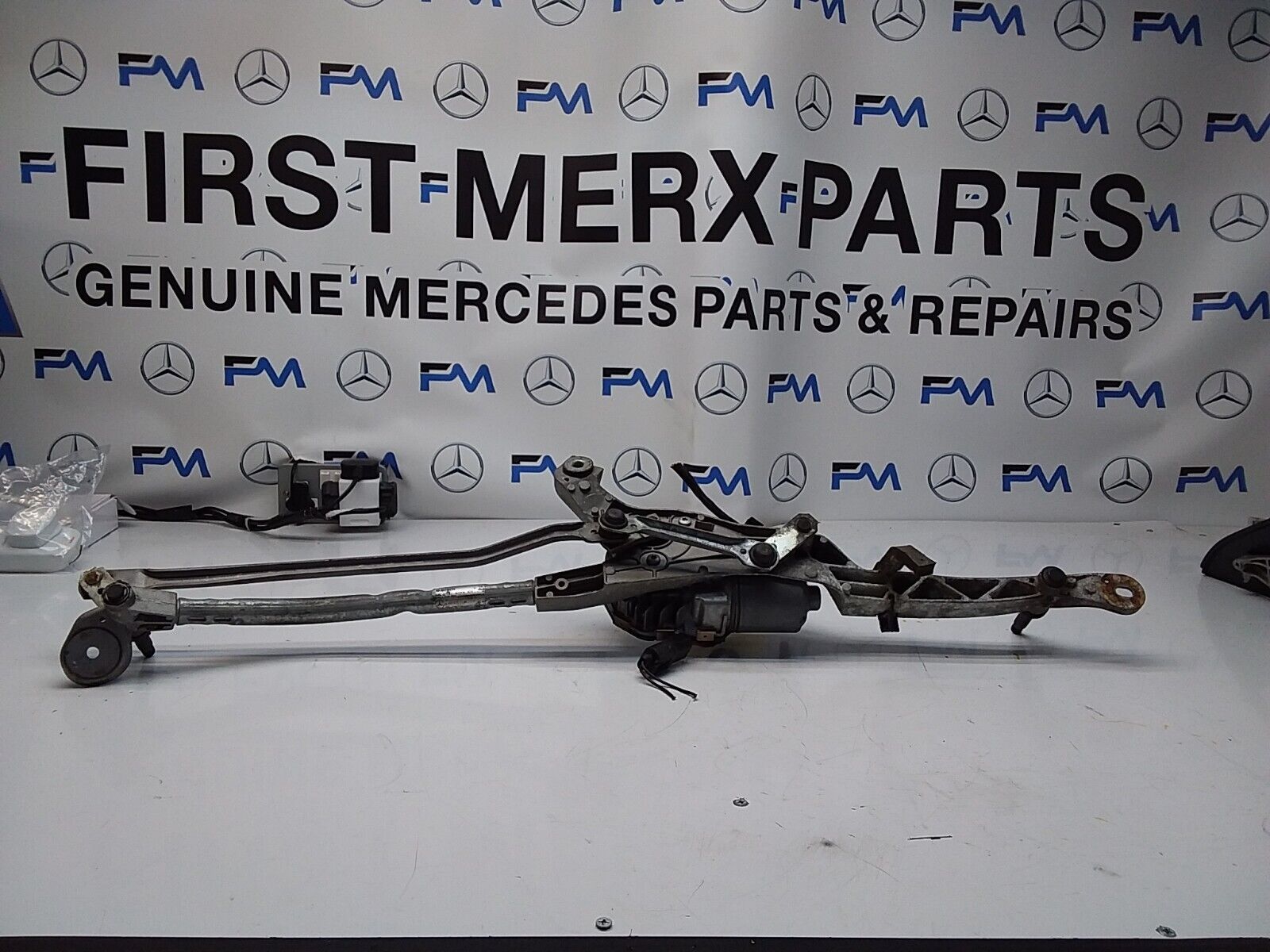 MERCEDES E-CLASS 2013 W212 A2128201340 FRONT WIPER MOTOR  FM00175