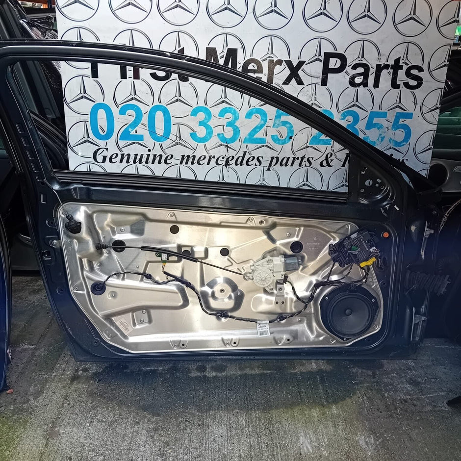 MERCEDES BENZ C-CLASS  W204  PASSENGER SIDE FRONT DOOR ( NEAR SIDE FRONT )