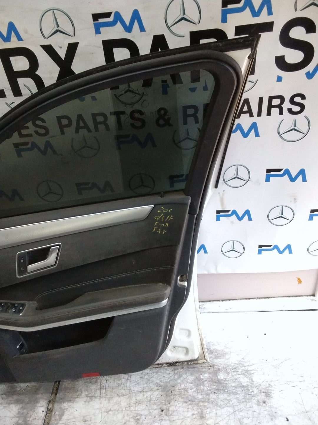 MERCEDES BENZ   E-CLASS W212  DRIVER FRONT DOOR OSF WHITE 2009-16  FMD585