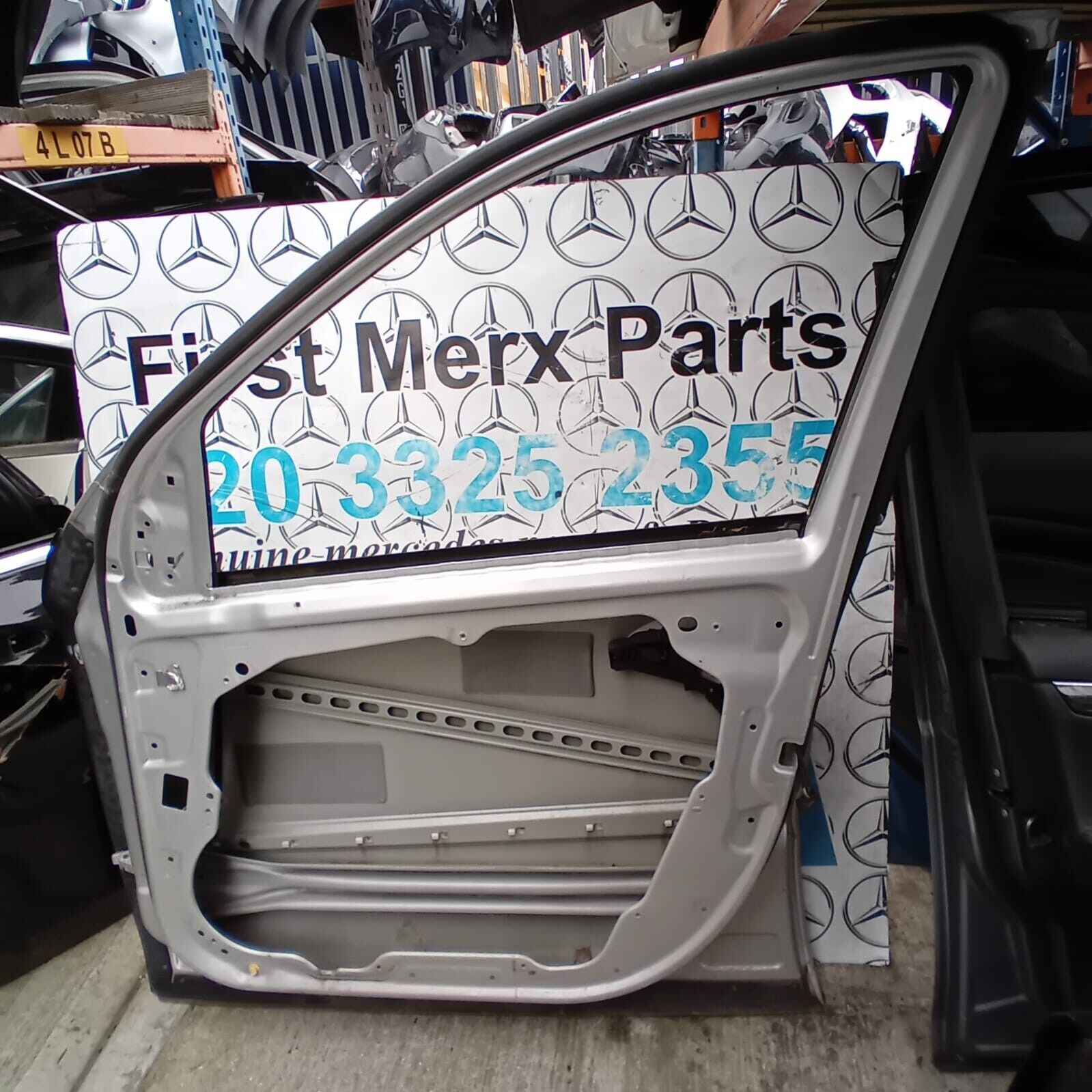 MERCEDES BENZ ML  W164  DRIVER SIDE FRONT DOOR ( OFF SIDE FRONT )