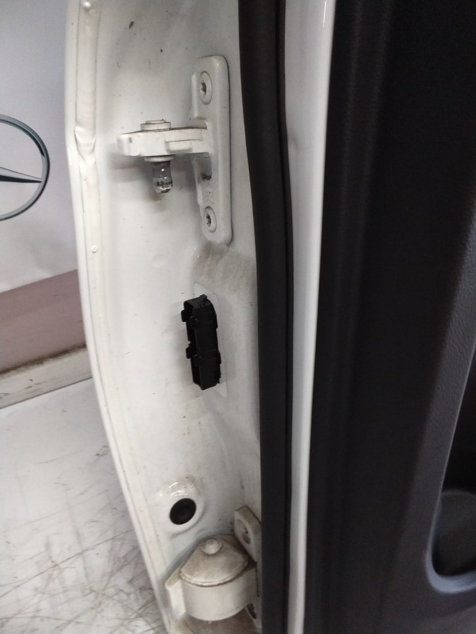 MERCEDES BENZ  C-CLASS W205 DRIVER SIDE REAR DOOR O/S/R COMPLETE WHITE FMD82