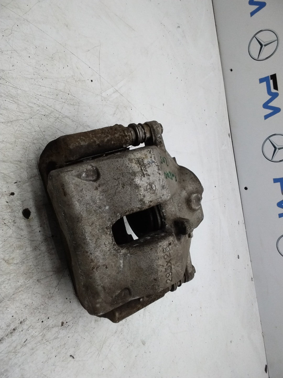 MERCEDES  C-CLASS W205 BRAKE CALIPER FRON LEFT PASSENGER SIDE  FMR140