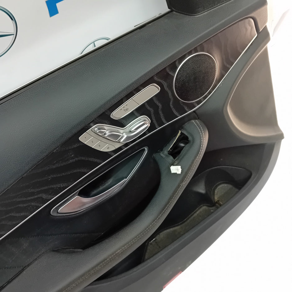 MERCEDES BENZ C-CLASS  W205 PASSENGER SIDE FRONT DOOR ( NEAR SIDE FRONT ) FM04