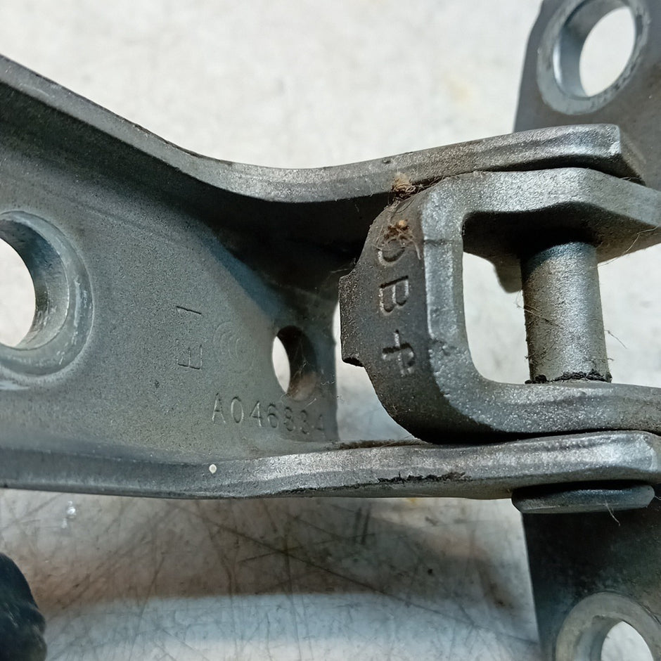 MITSUBISHI OUTLANDER MK3  FRONT DOOR HINGE PANEL E1 A046834 FM001643