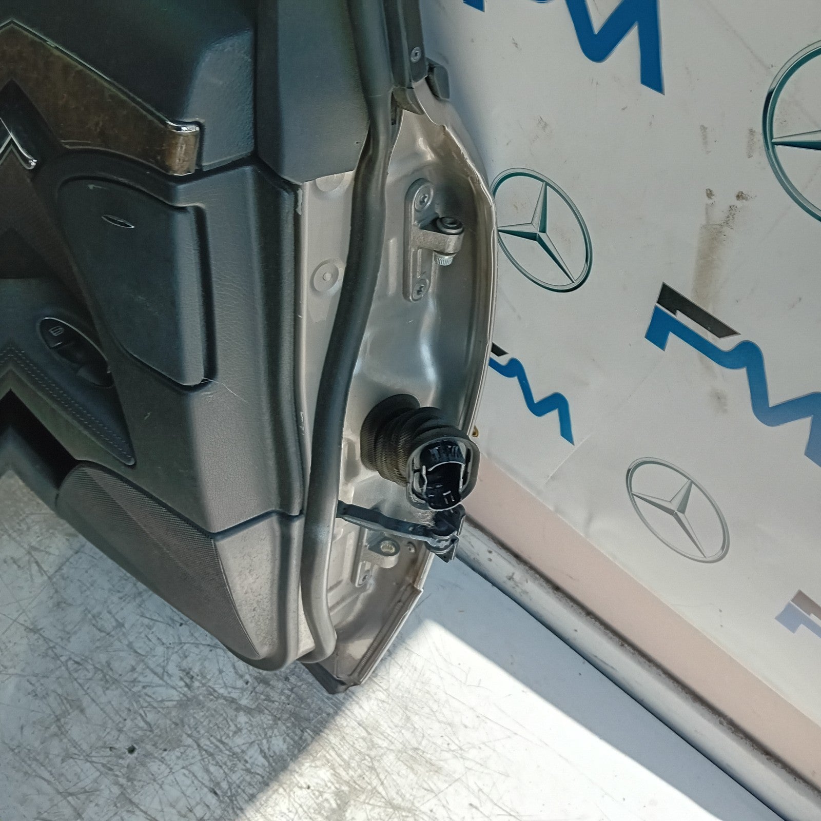 MERCEDES BENZ  E-CLASS W212 PASSENGER REAR DOOR NSR  2016 COMPLETE FMD485