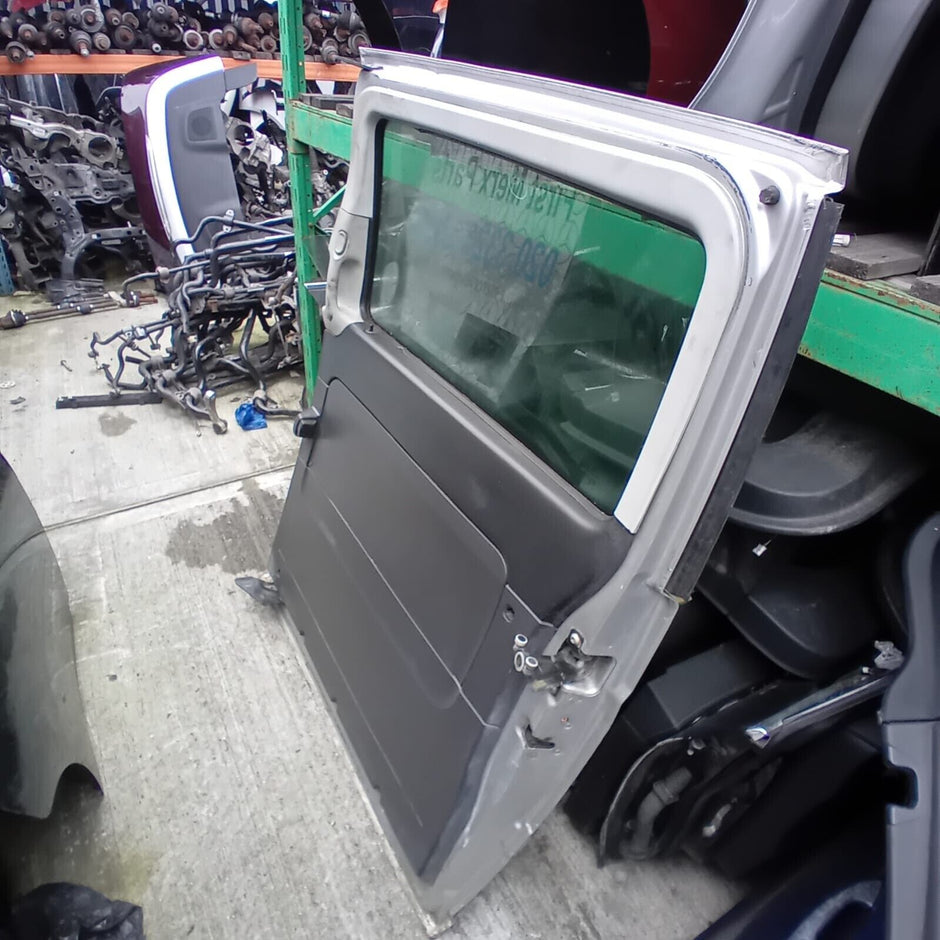 MERCEDES BENZ VITO VIANO W639 PASSENGER SIDE  DOOR ( NEAR SIDE  )