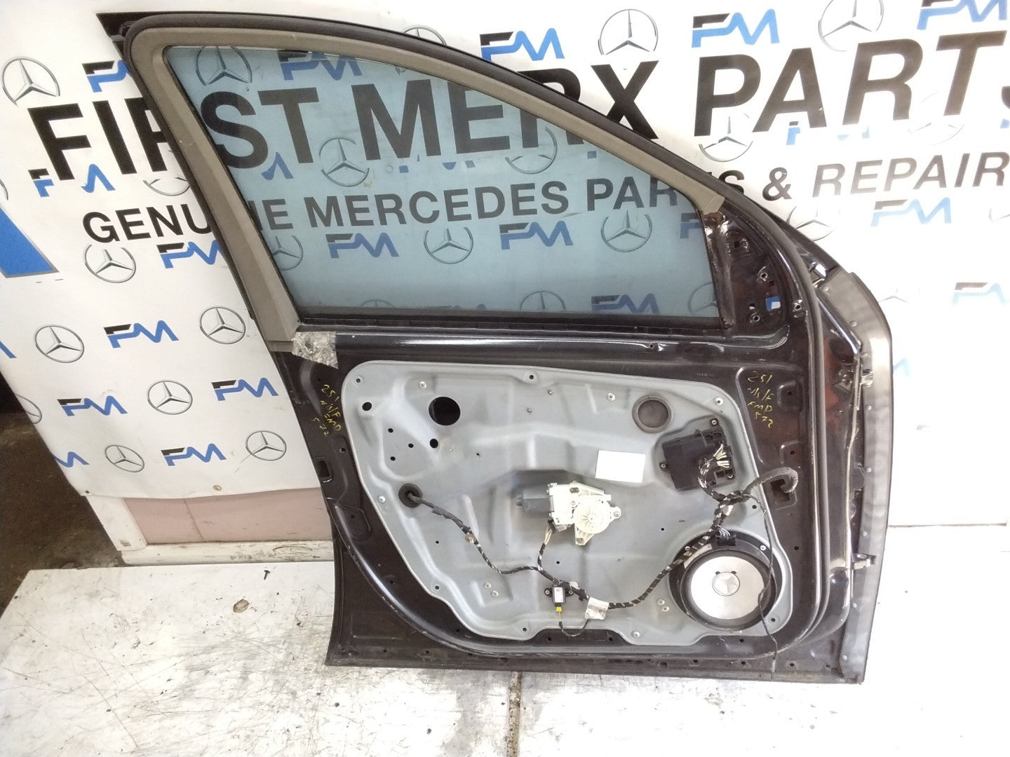 MERCEDES R-CLASS W251  PASSENGER FRONT DOOR NSF BLACK 2006-13  FMD572
