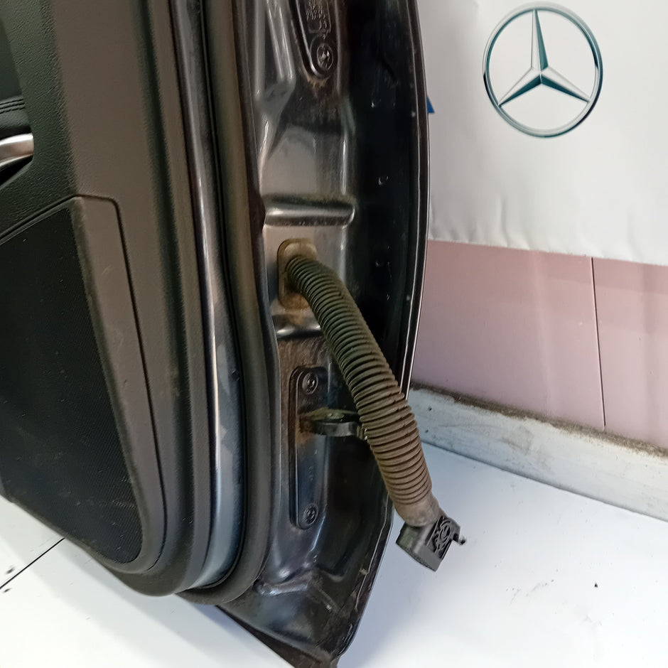MERCEDES BENZ E-CLASS  W212 PASSENGER SIDE REAR DOOR ( NEAR SIDE REAR ) FM06