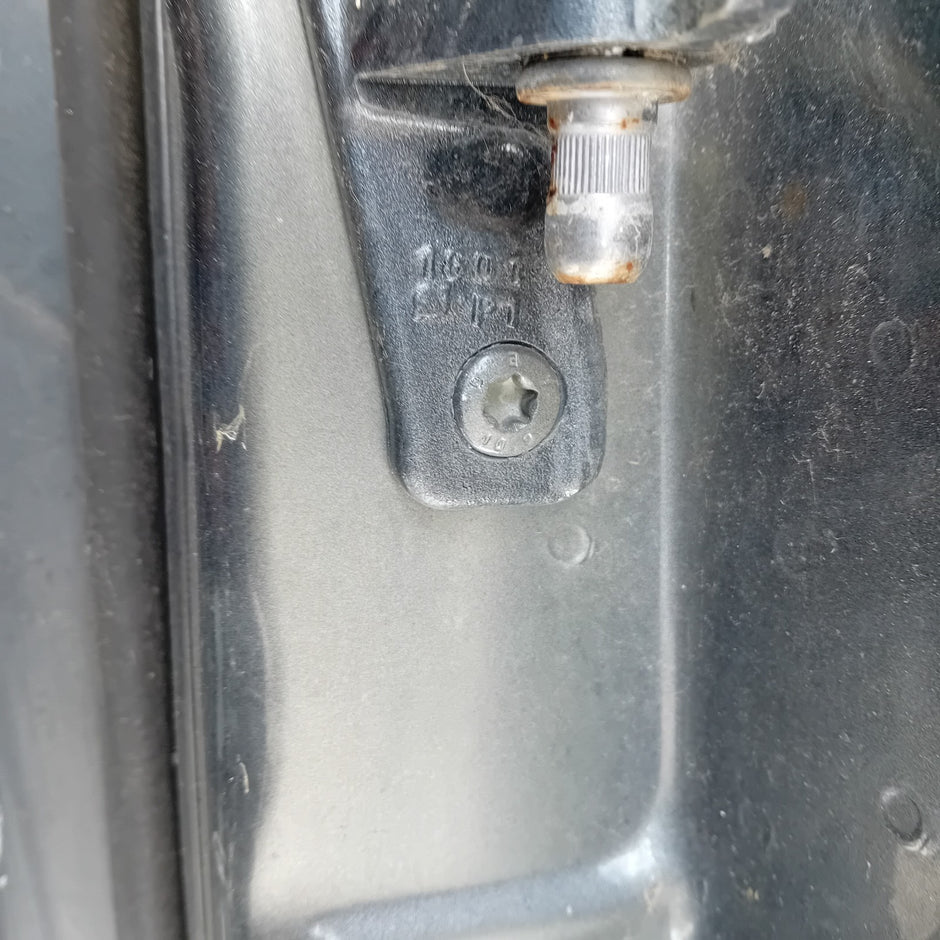 MERCEDES BENZ R-CLASS W213 PASSENGER SIDE FRINT DOOR N/S/F GREY FMD124