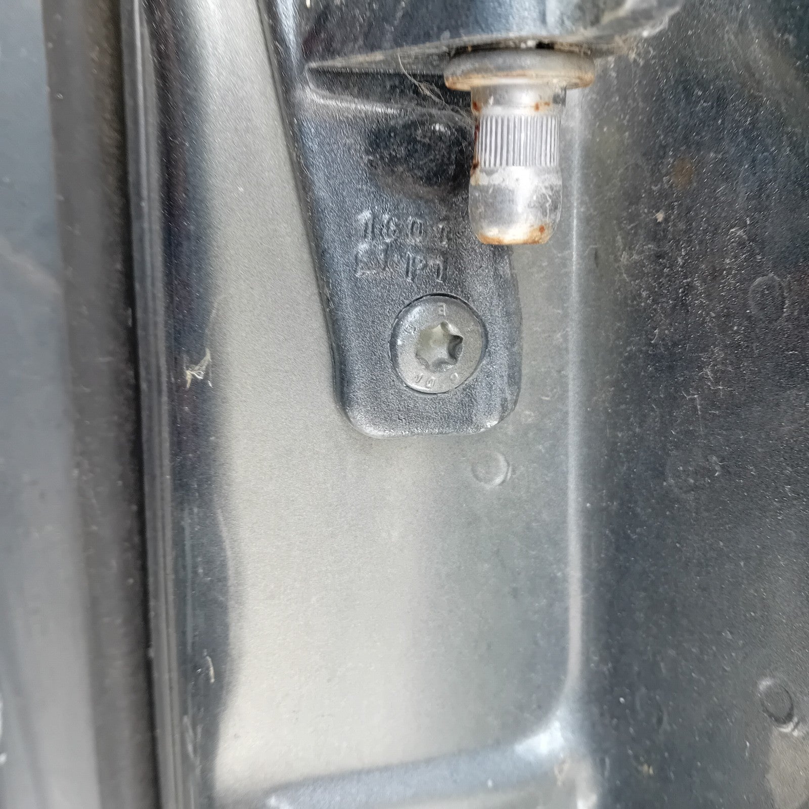MERCEDES BENZ R-CLASS W213 PASSENGER SIDE FRINT DOOR N/S/F GREY FMD124
