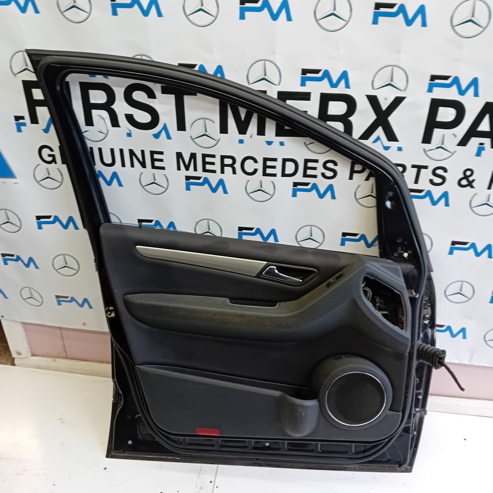 MERCEDES BENZ B-CLASS W245 PASSENGER SIDE FRONT DOOR ( NEAR SIDE FRONT ) FM012