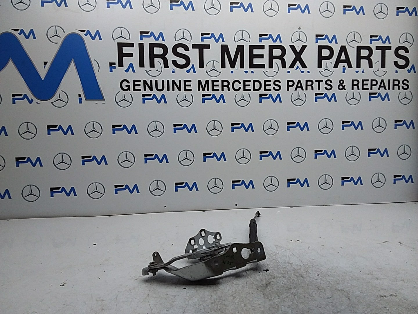 MERCEDES BENZ  C-CLASS W205 BONNET HINGE LEFT PASSENGER SIDE A2058800828 FMR475