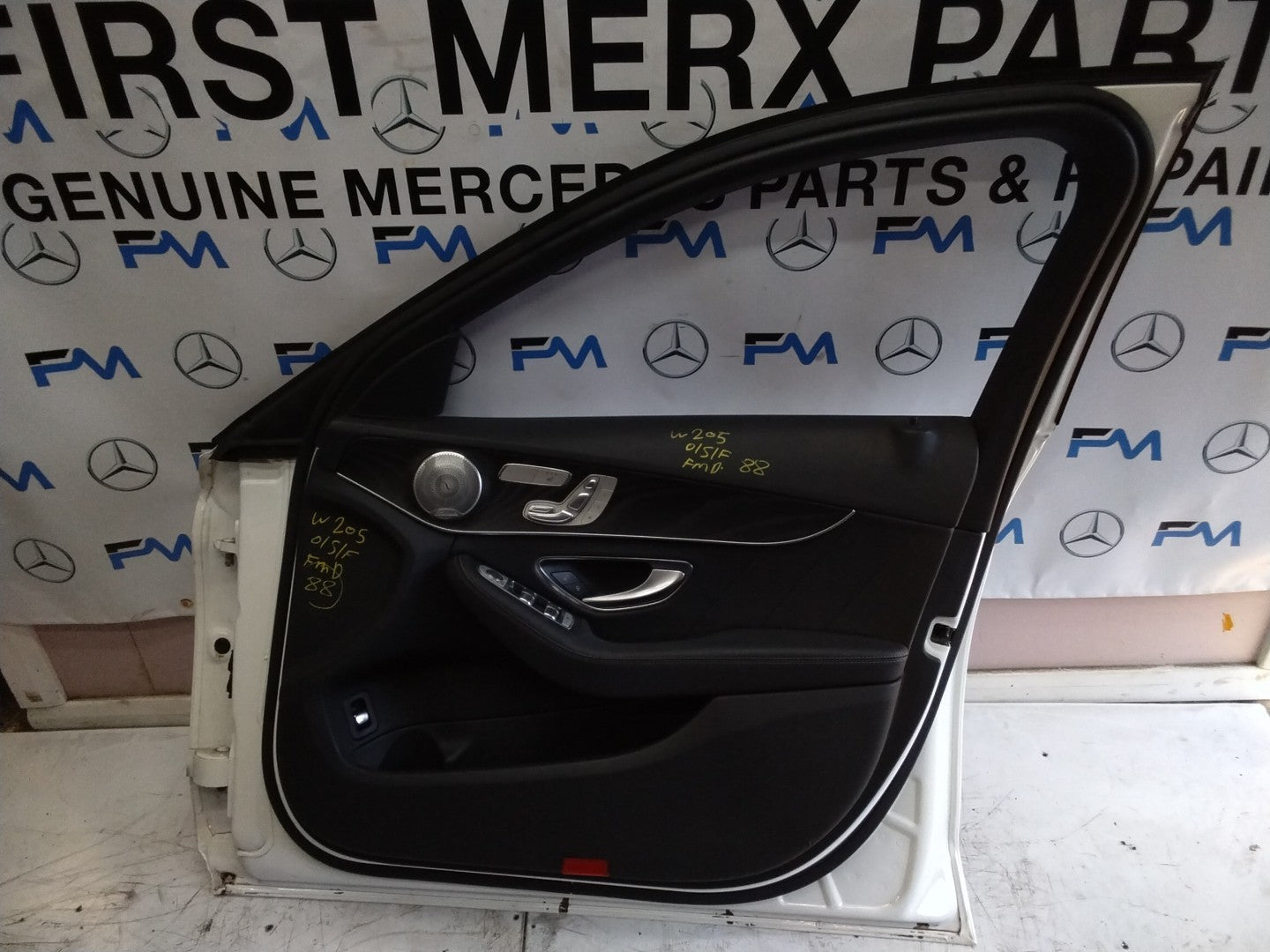 MERCEDES BENZ C-CLASS W205 DRIVER SIDE FRONT DOOR O/S/F COMPLETE WHITE  FMD88