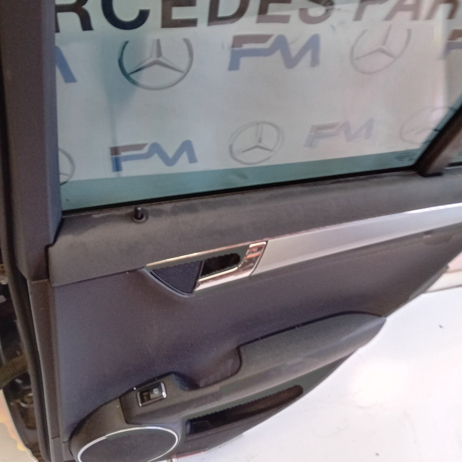 MERCEDES BENZ C-CLASS W204 DRIVER SIDE REAR DOOR ( OFF SIDE REAR ) FM010