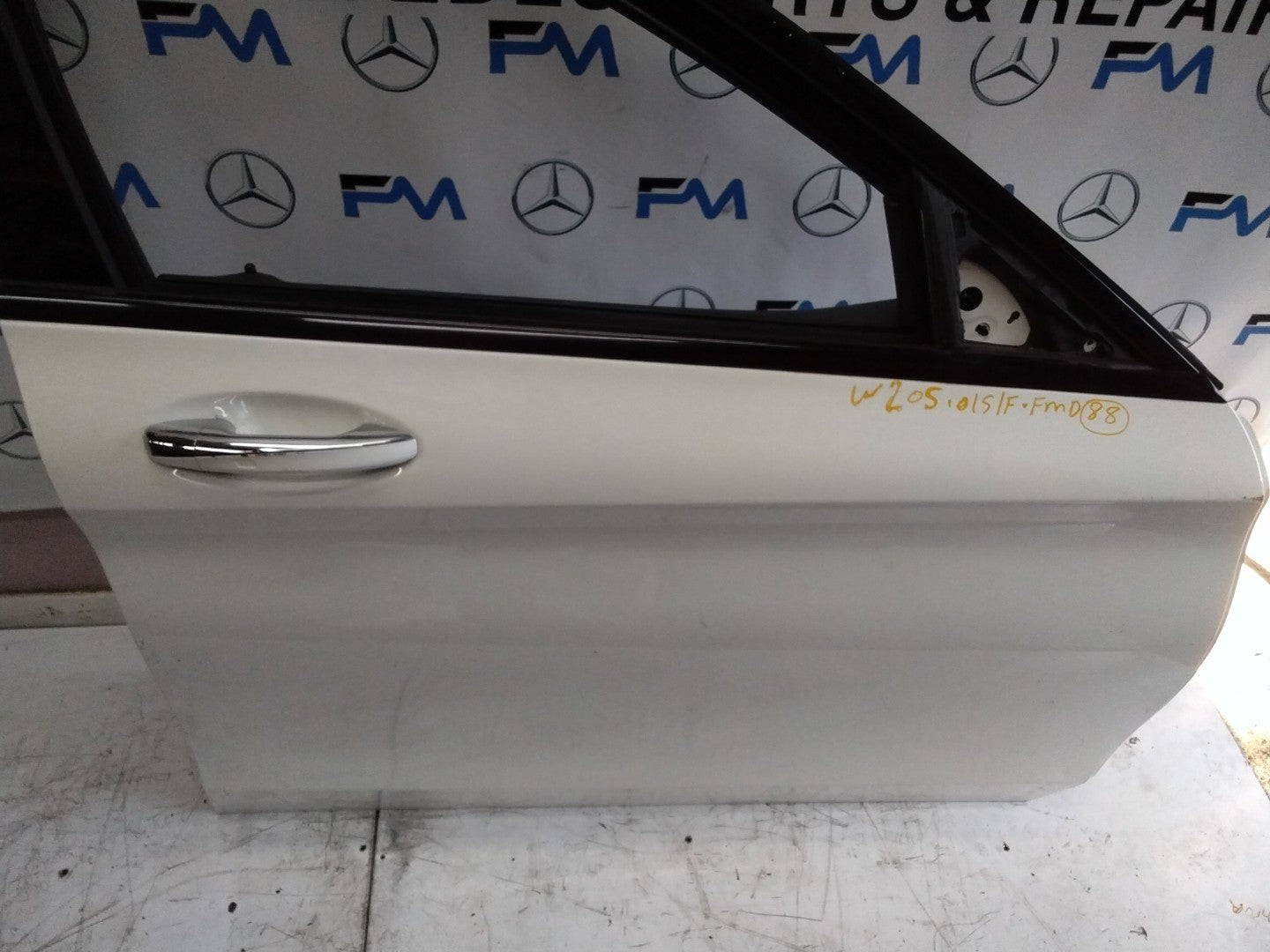 MERCEDES BENZ C-CLASS W205 DRIVER SIDE FRONT DOOR O/S/F COMPLETE WHITE  FMD88