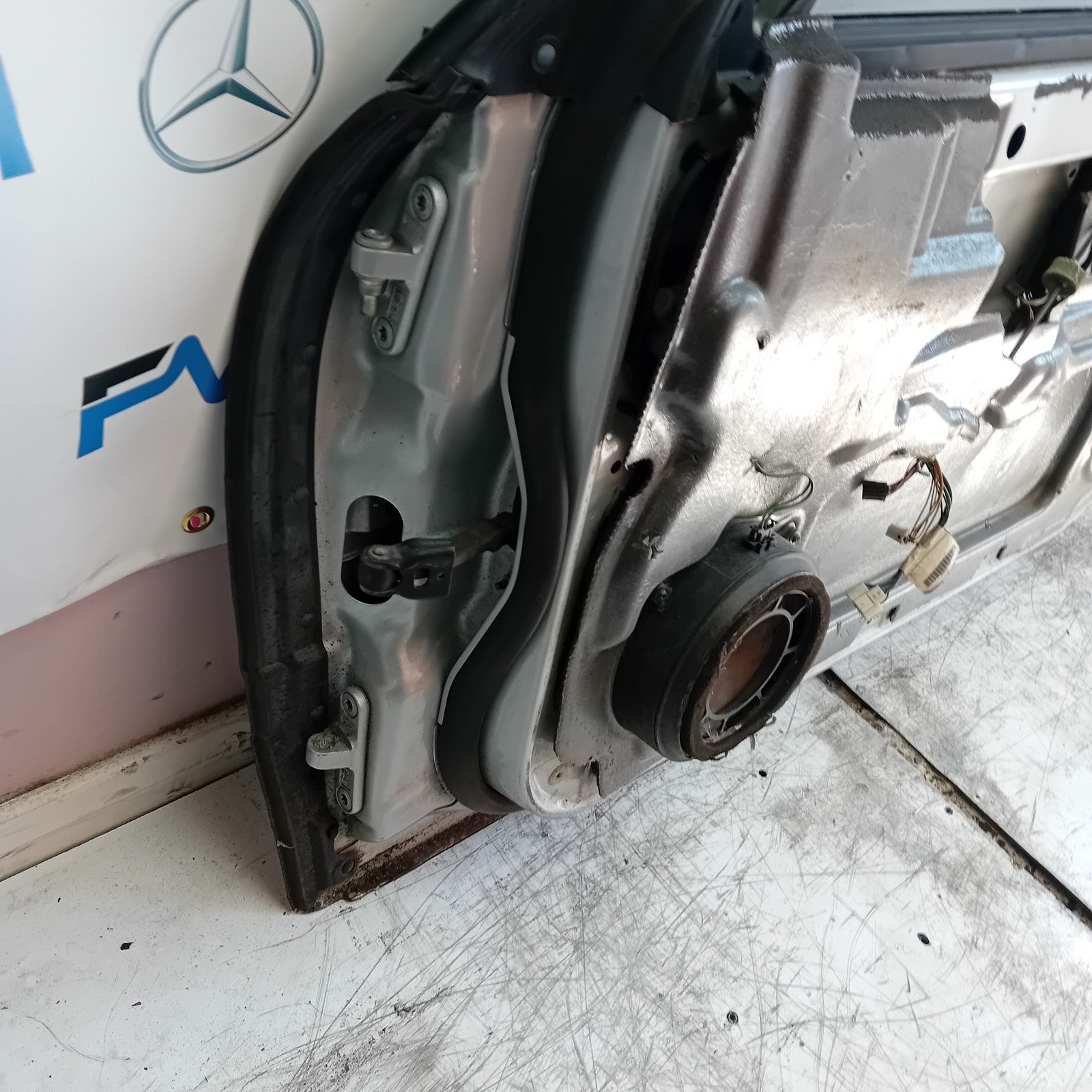 MERCEDES BENZ CLK C209 CP DRIVER FRONT DOOR OSF 2002-09 SILVER COMPLETE FMD362