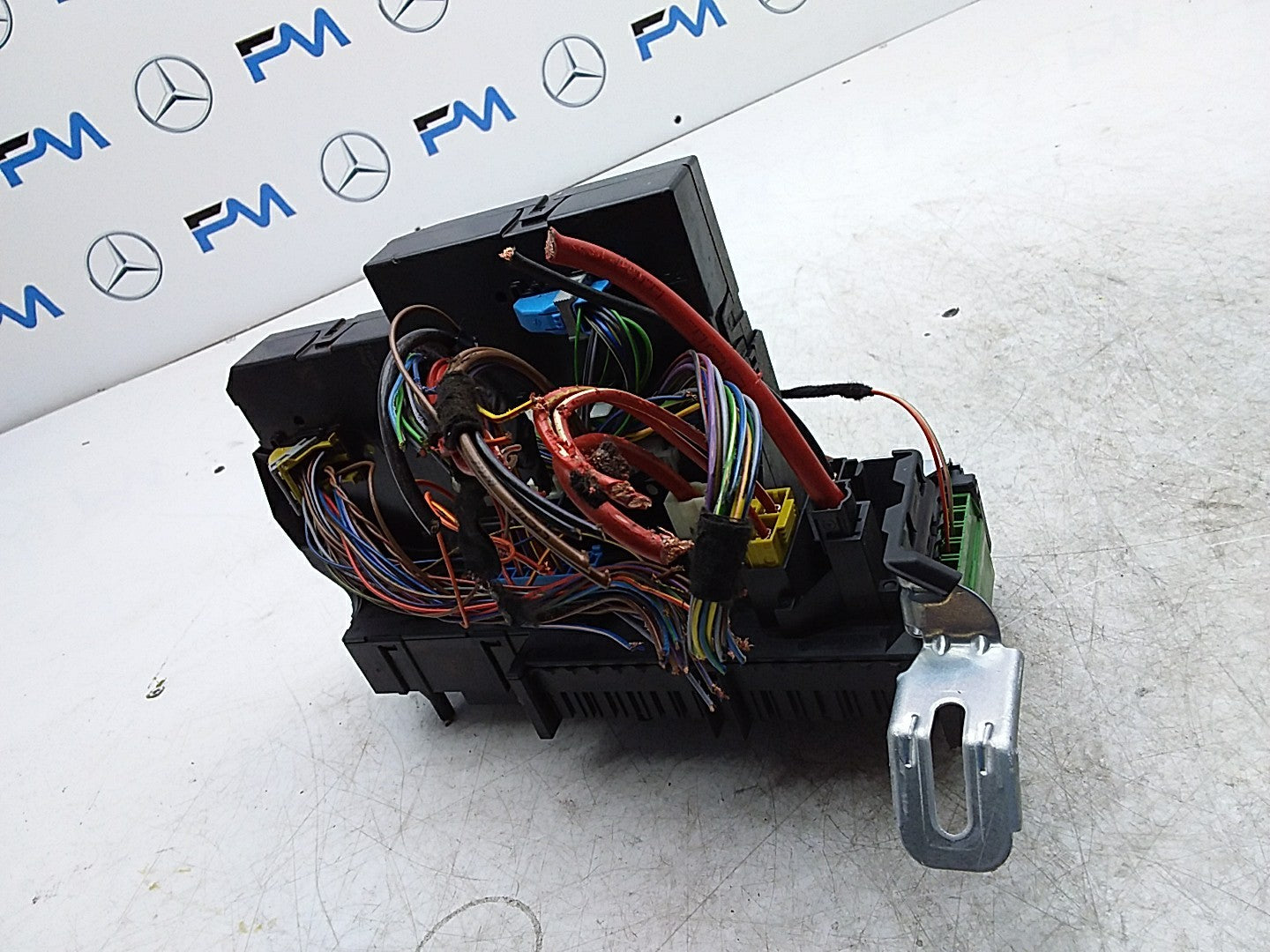 MERCEDES BENZ  E-CLASS W212  FUSE BOX RELAY BOX A2129009522 FMR481