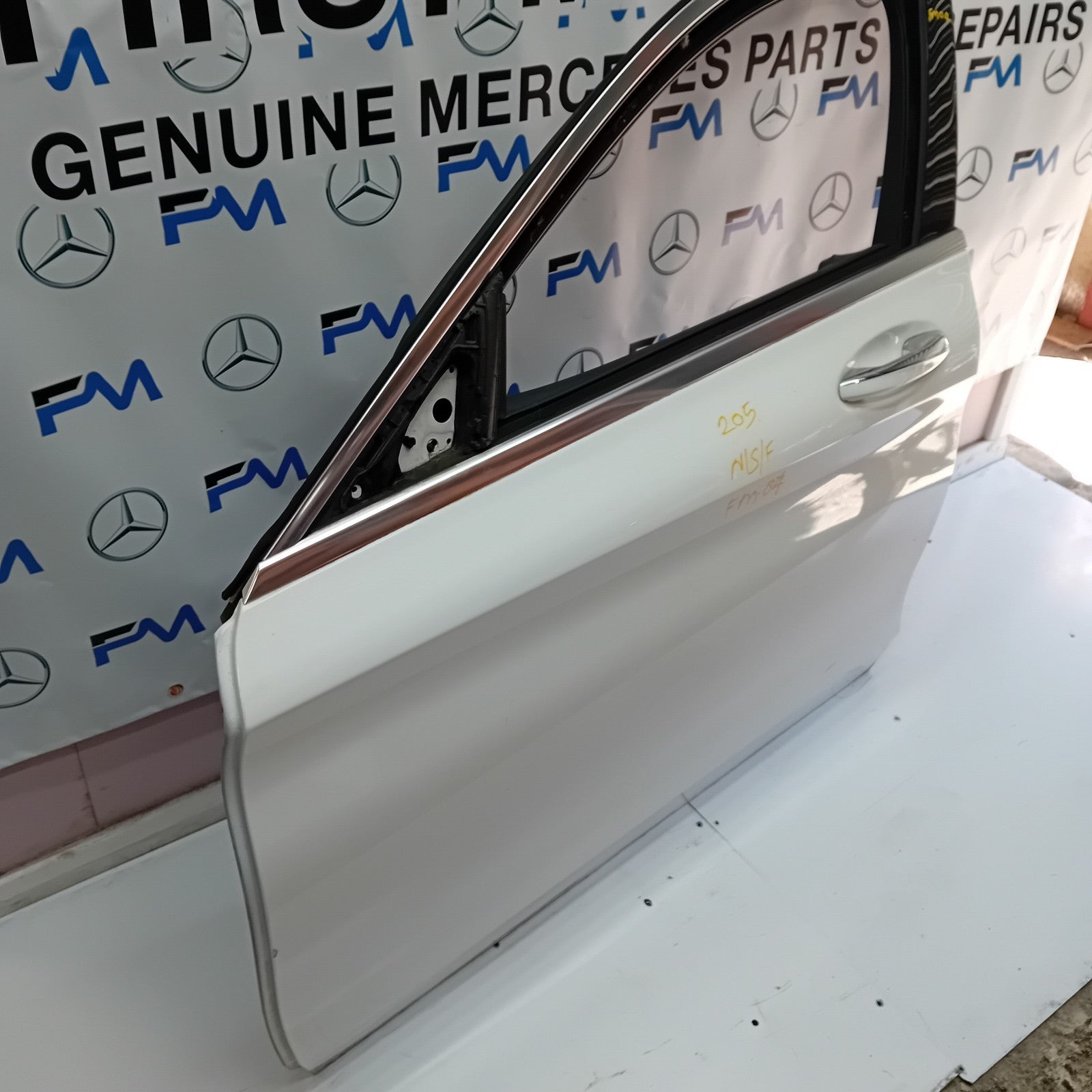 MERCEDES BENZ C-CLASS  W205 PASSENGER SIDE FRONT DOOR ( NEAR SIDE FRONT ) FM04