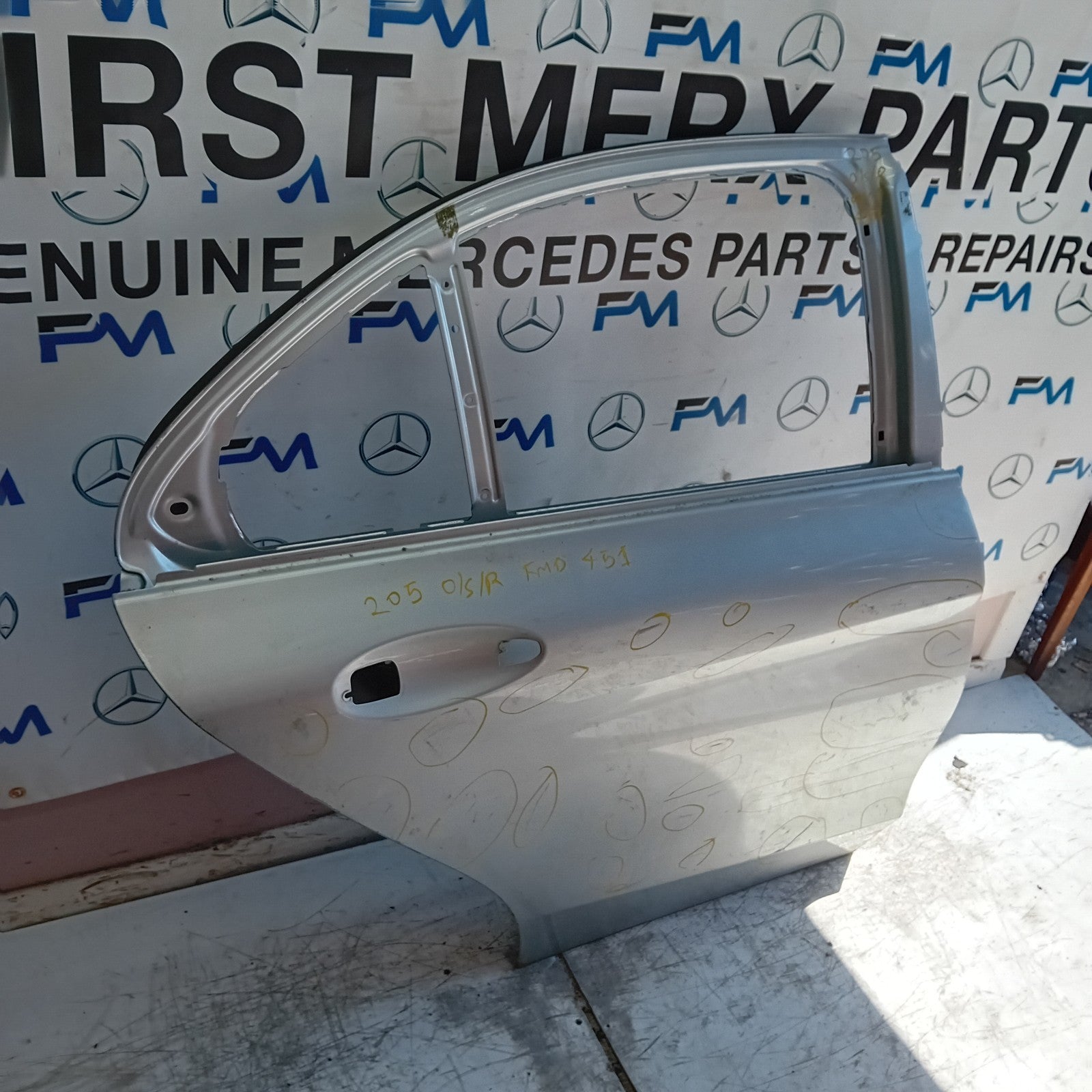 MERCEDES C-CLASS W205 SLN DRIVER REAR DOOR OSR SILVER 2014 ON FMD451