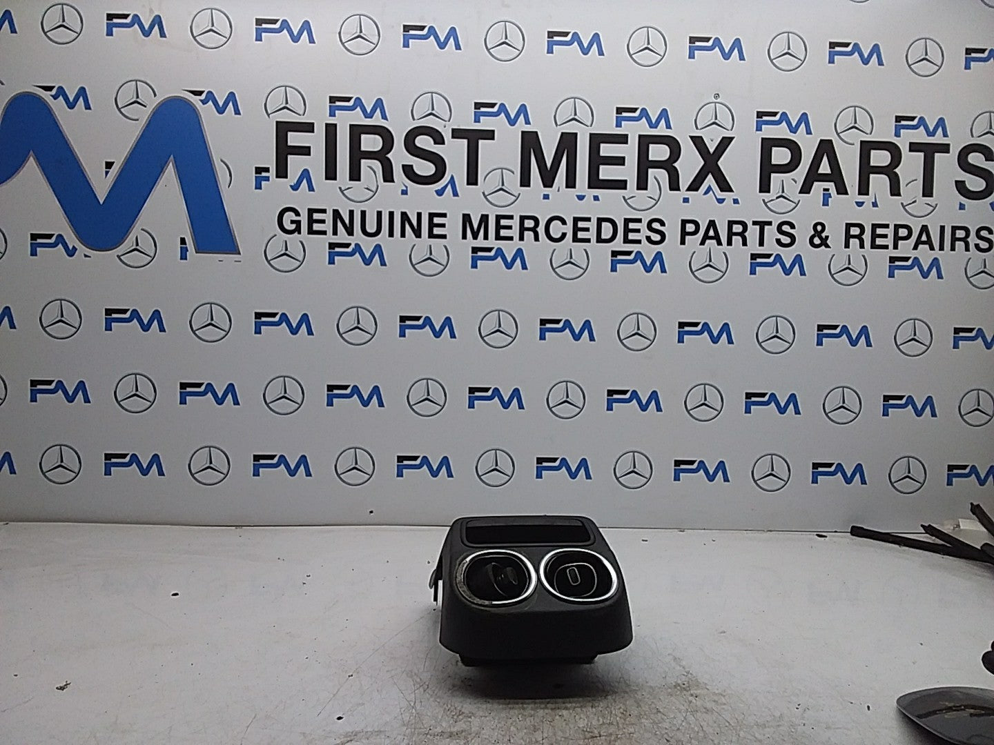 MERCEDES C-CLASS W206 REAR CENTRE AIR VENTS DAMAGED A2066806500 FMR214
