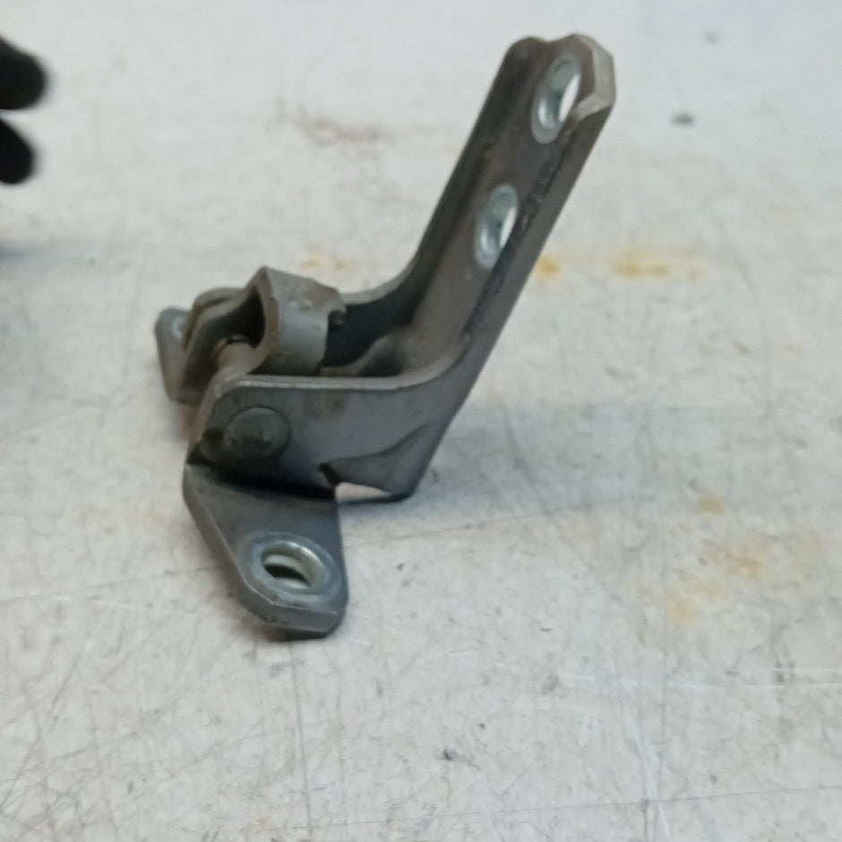 MITSUBISHI OUTLANDER MK3  FRONT DOOR HINGE PANEL E1 A046834 FM001645