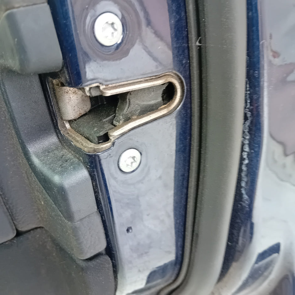 MERCEDES BENZ C-CLASS W204 DRIVER SIDE FRONT DOOR O/S/F BLUE COMPLETE FMD140