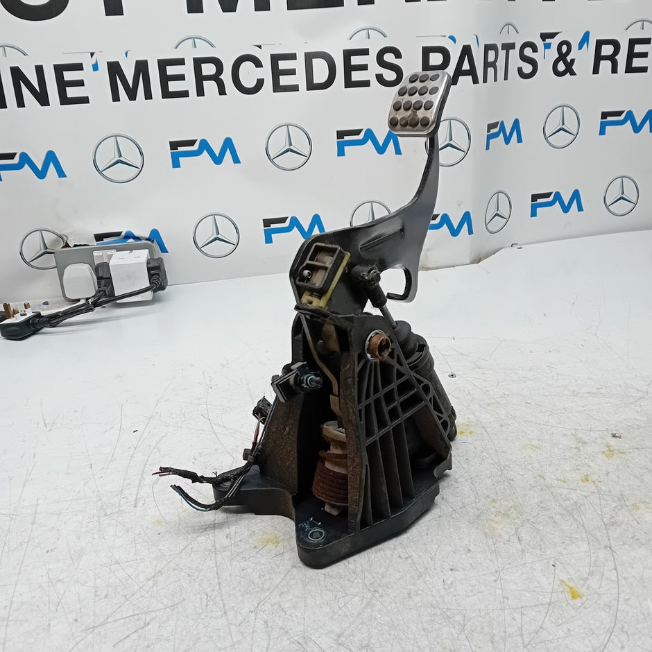 MERCEDES B-CLASS W246 CLUTCH PEDAL WITH CYLIBDER A2462900619 2015  FM001477