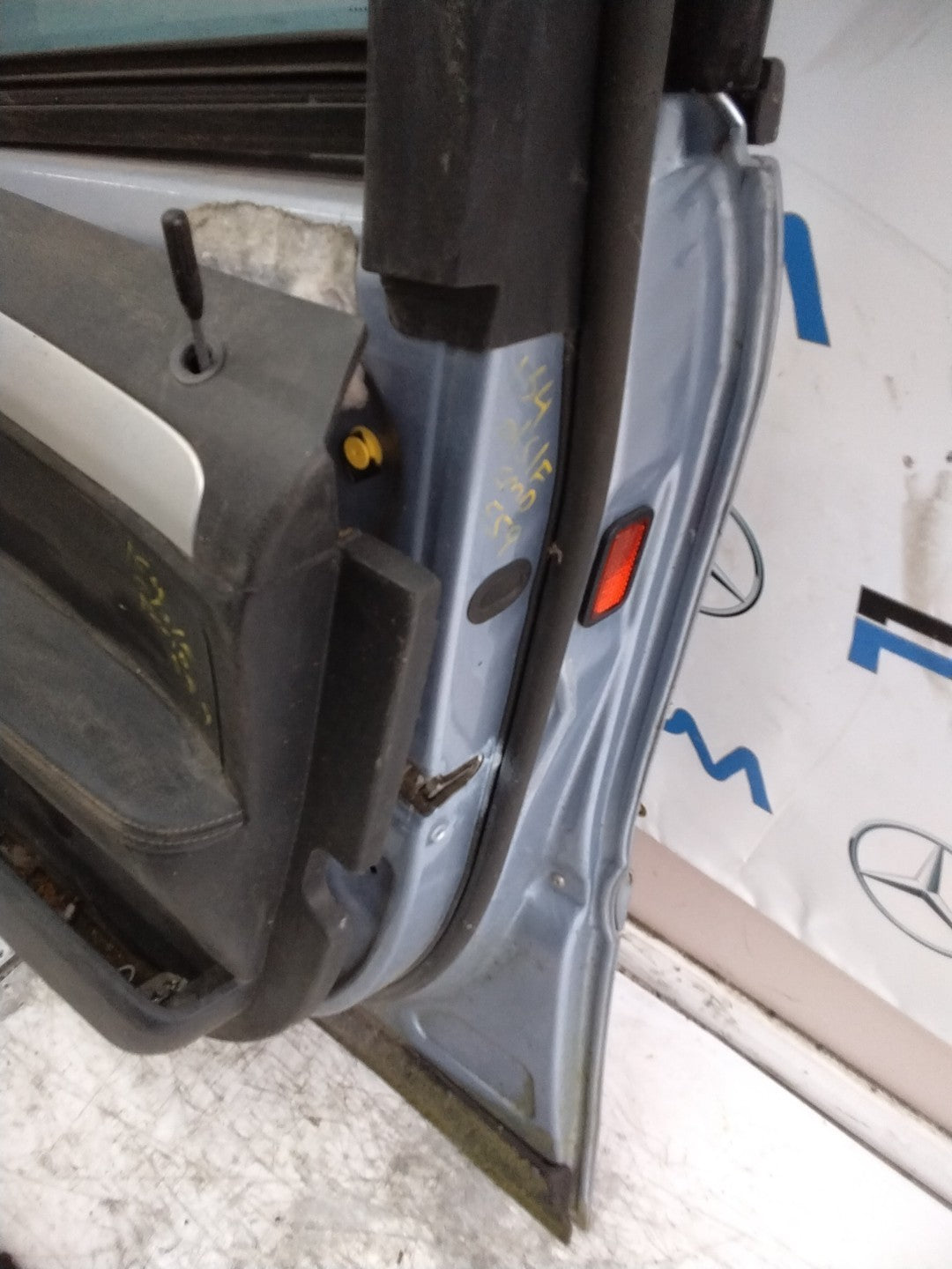 MERCEDES M-CLASS W164  DRIVER FRONT DOOR OSF  2005-2011 SILVER  FMD559