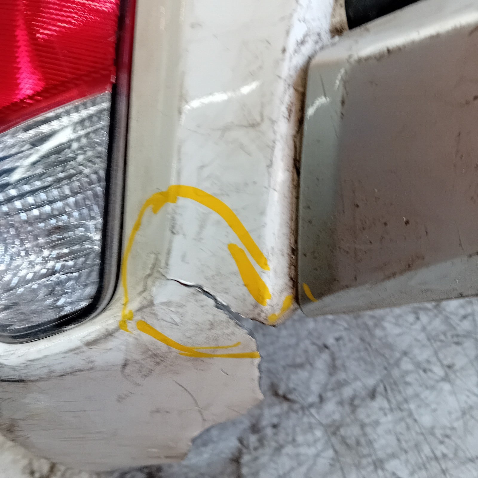 MITSUBISHI OUTLANDER MK3 REAR BUMPER WHITE 2013 COMPLETE FMX110