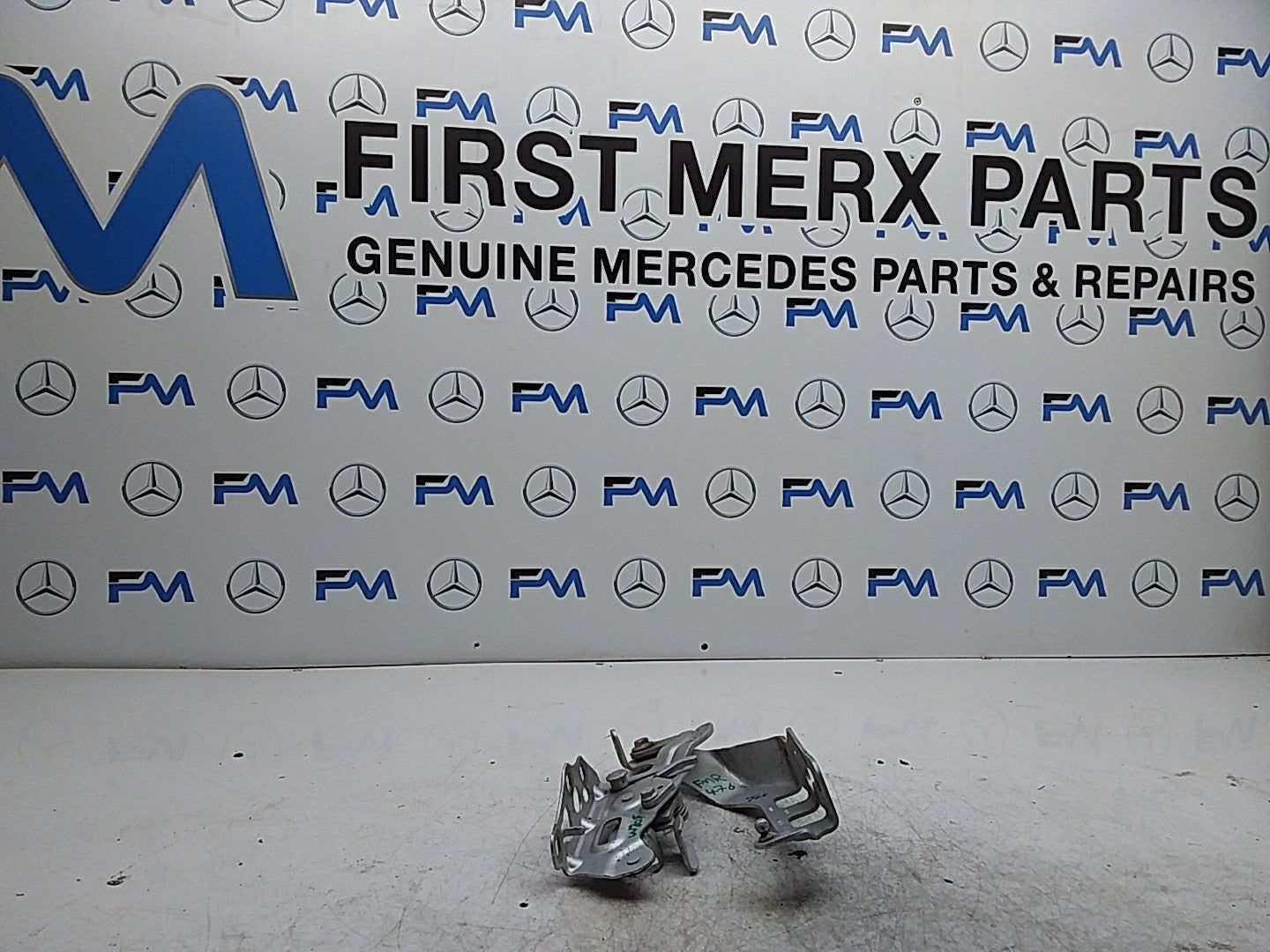 MERCEDES BENZ  C-CLASS W205 BONNET HINGE RIGHT DRIVER SIDE A2058800928 FMR476