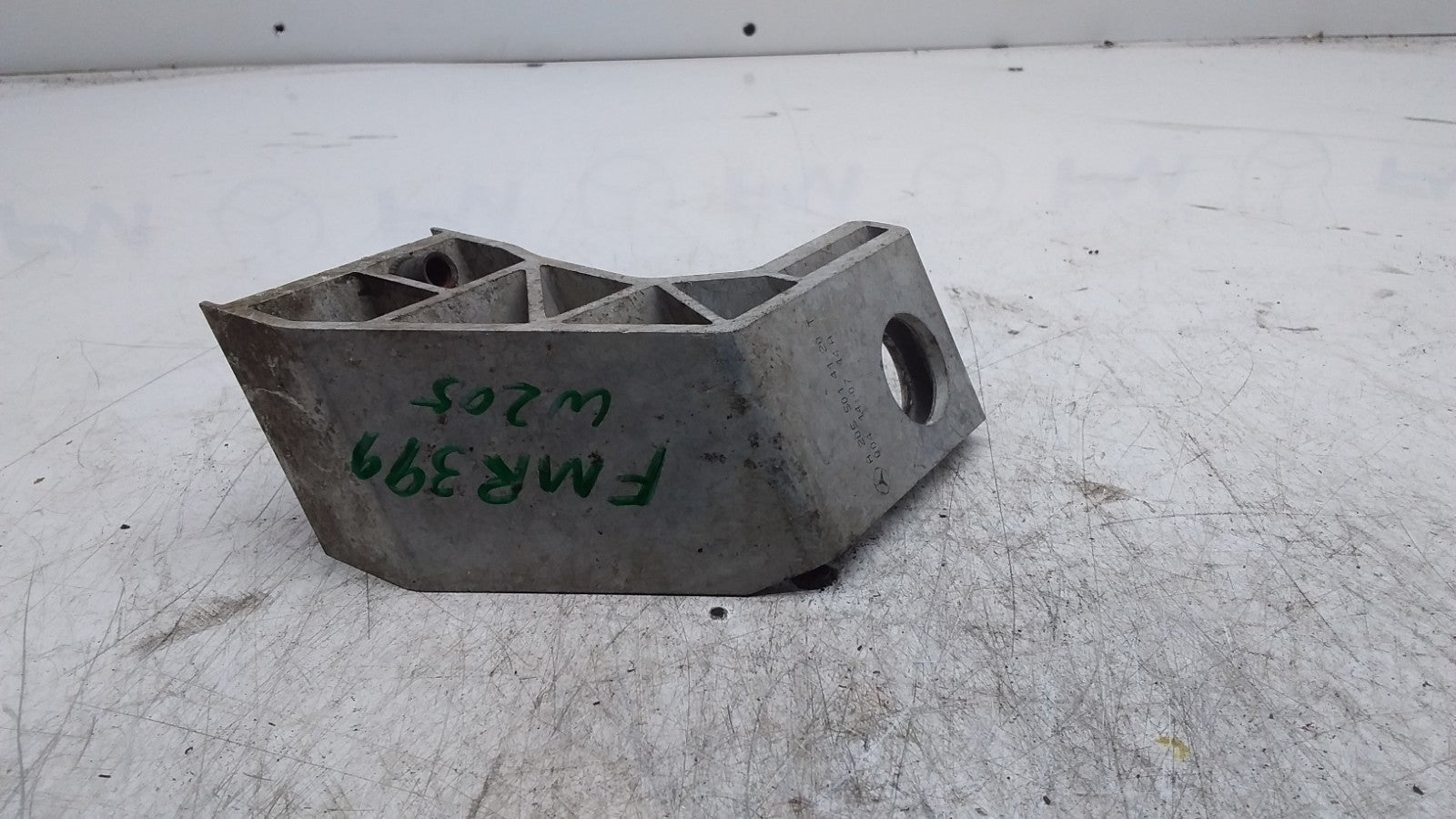 MERCEDES BENZ  C-CLASS  RADIATOR MOUNT BRACKET LEFT SIDE A2055014120  FMR399