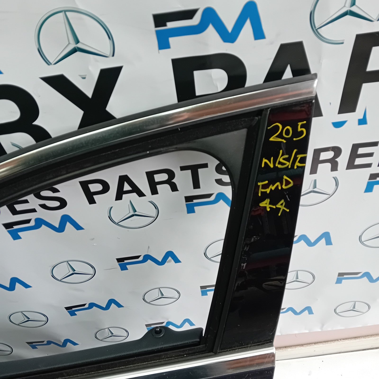 MERCEDES BENZ C-CLASS W205 PASSENGER SIDE FRONT DOOR N/S/F COMPLETE FMD44