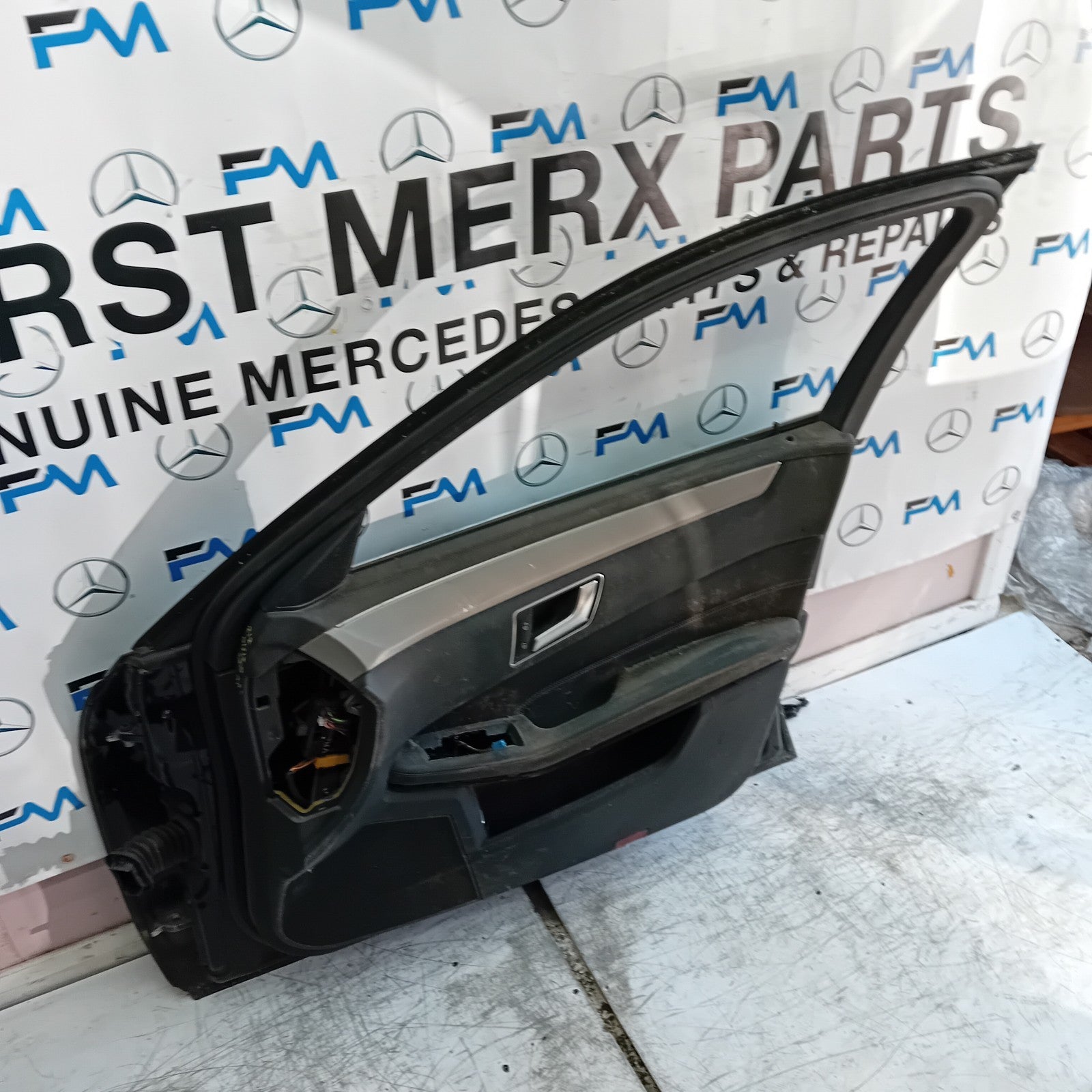 MERCEDES E-CLASS W212 SLN DRIVER FRONT DOOR OSF 2009-16 BLACK COMPLETE FMD361