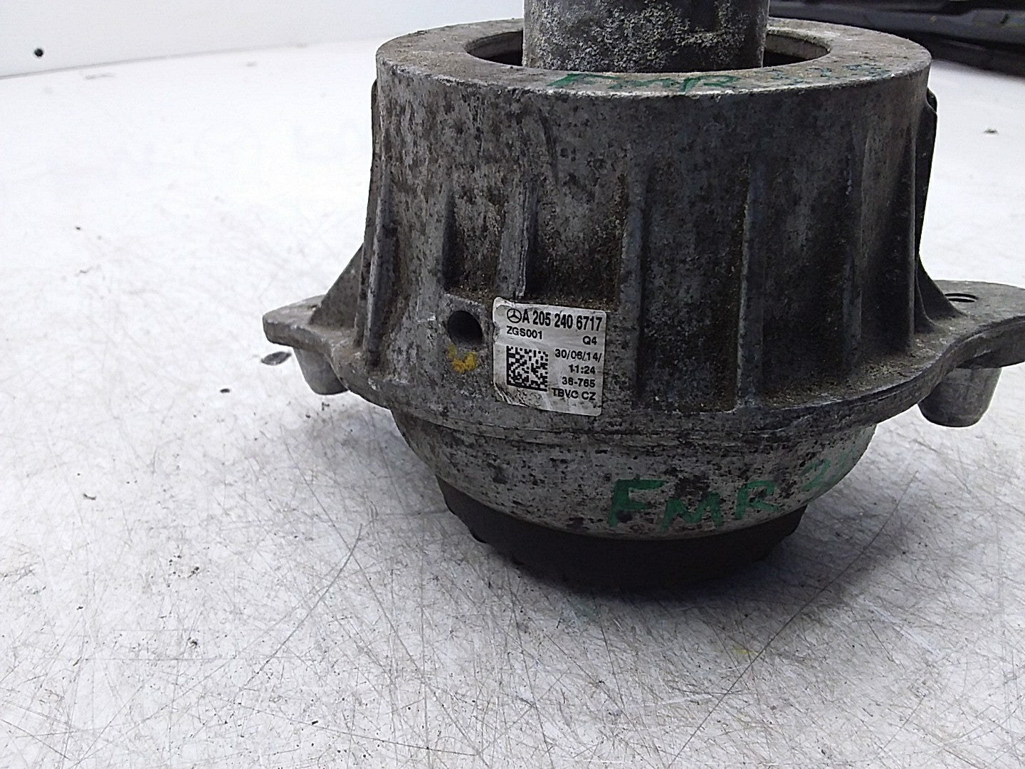 MERCEDES BENZ  C-CLASS W205  ENGINE MOUNT RIGHT OS A2052406717 FMR325