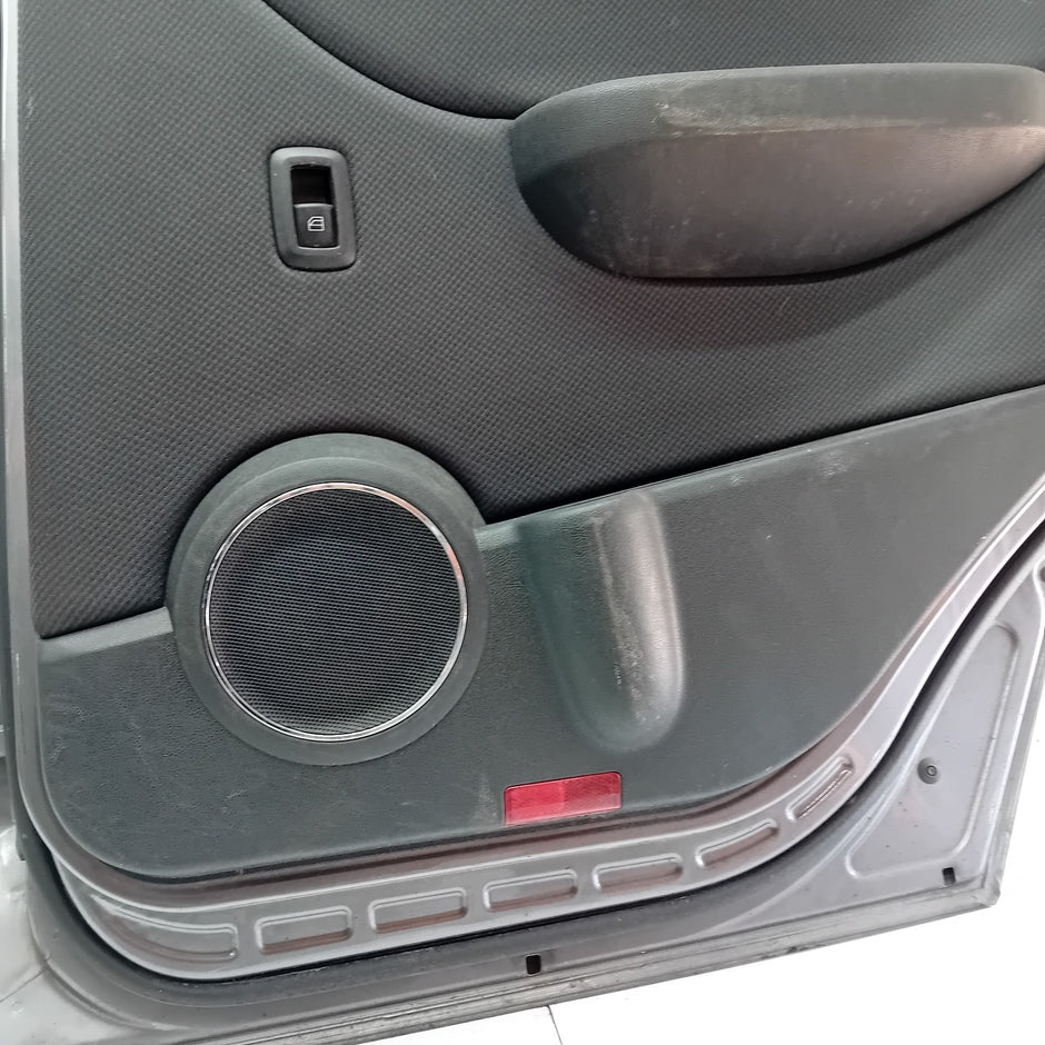 MERCEDES BENZ B-CLASS  W245  DRIVER SIDE REAR DOOR ( OFF SIDE REAR ) FM02