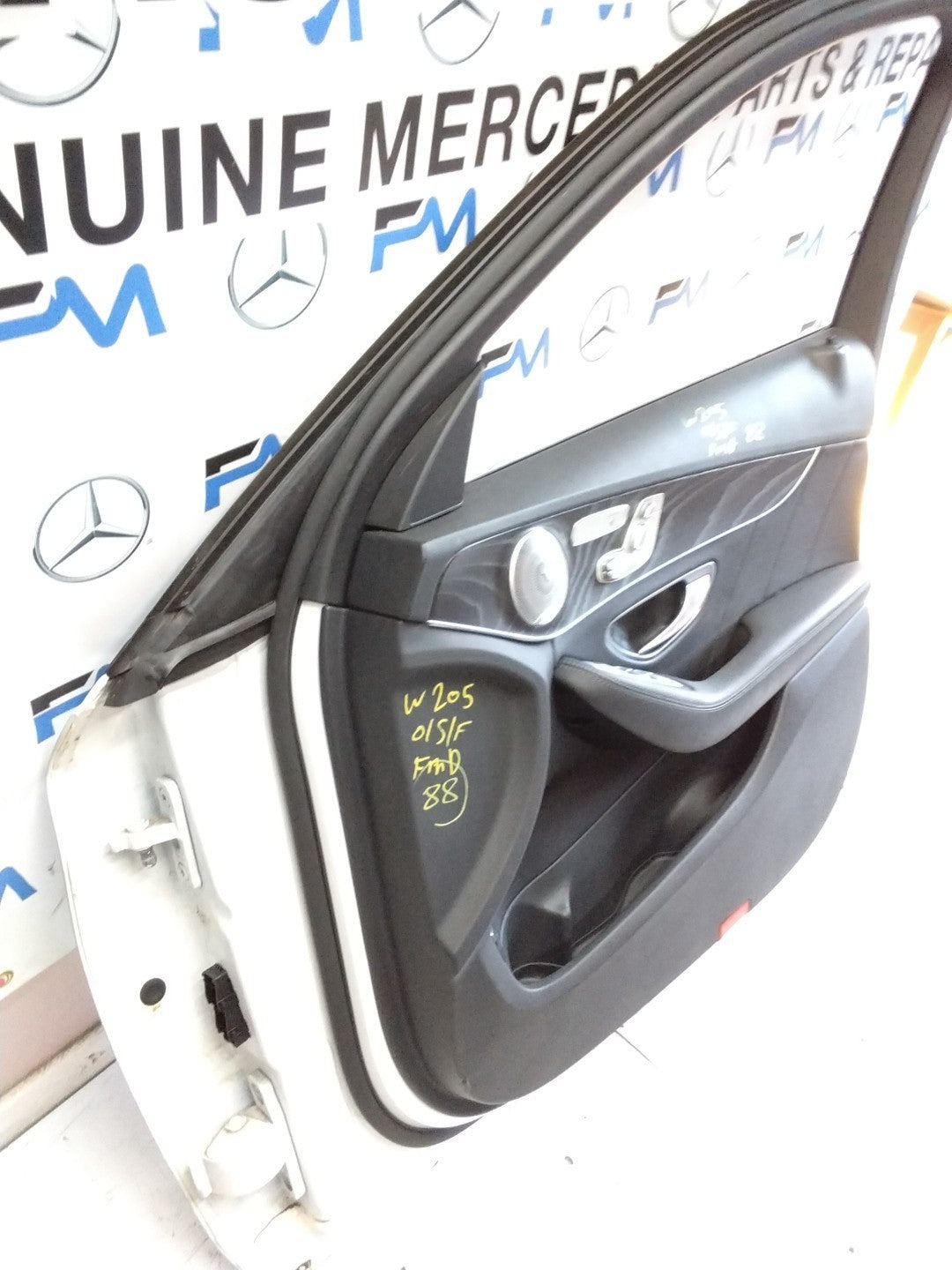 MERCEDES BENZ C-CLASS W205 DRIVER SIDE FRONT DOOR O/S/F COMPLETE WHITE  FMD88