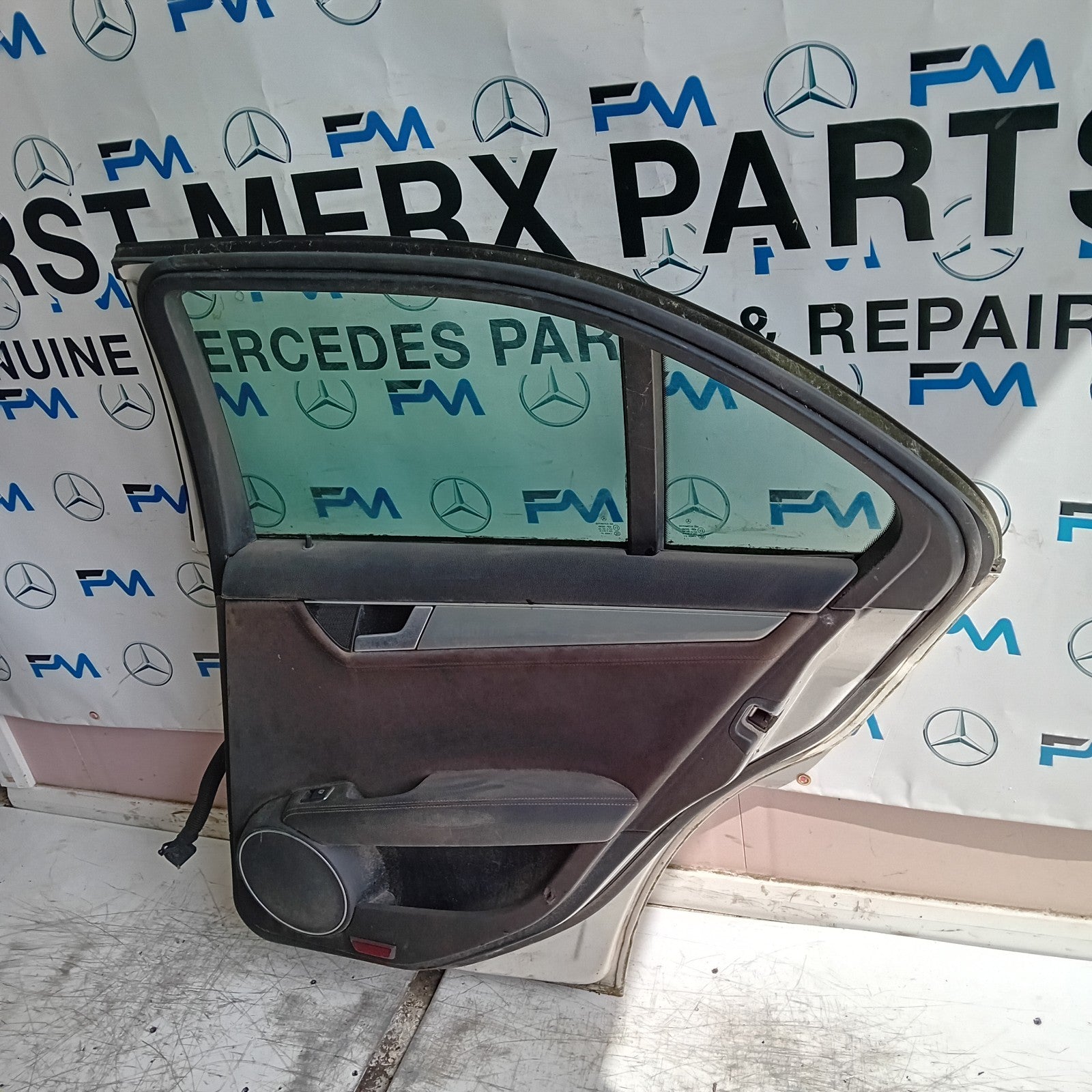 MERCEDES C-CLASS W204 SLN DRIVER REAR DOOR OSR WHITE COMPLETE 2009-2014 FMD436
