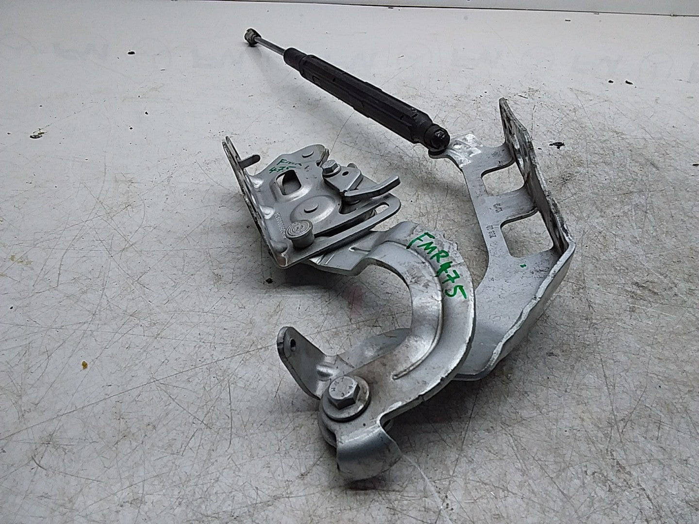 MERCEDES BENZ  C-CLASS W205 BONNET HINGE LEFT PASSENGER SIDE A2058800828 FMR475