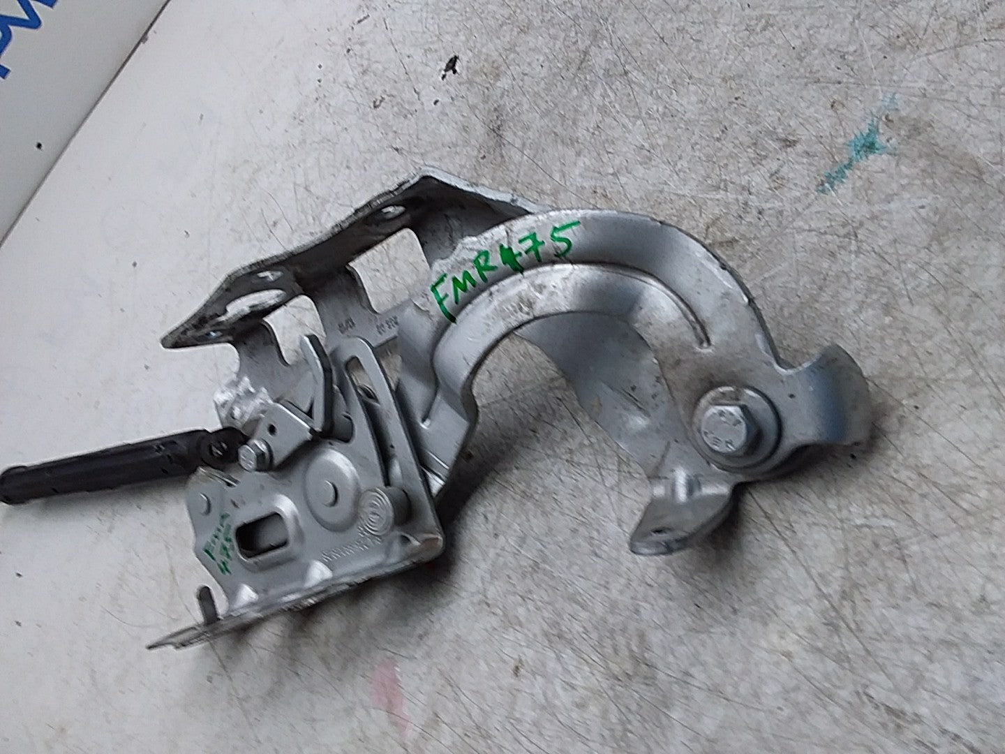 MERCEDES BENZ  C-CLASS W205 BONNET HINGE LEFT PASSENGER SIDE A2058800828 FMR475