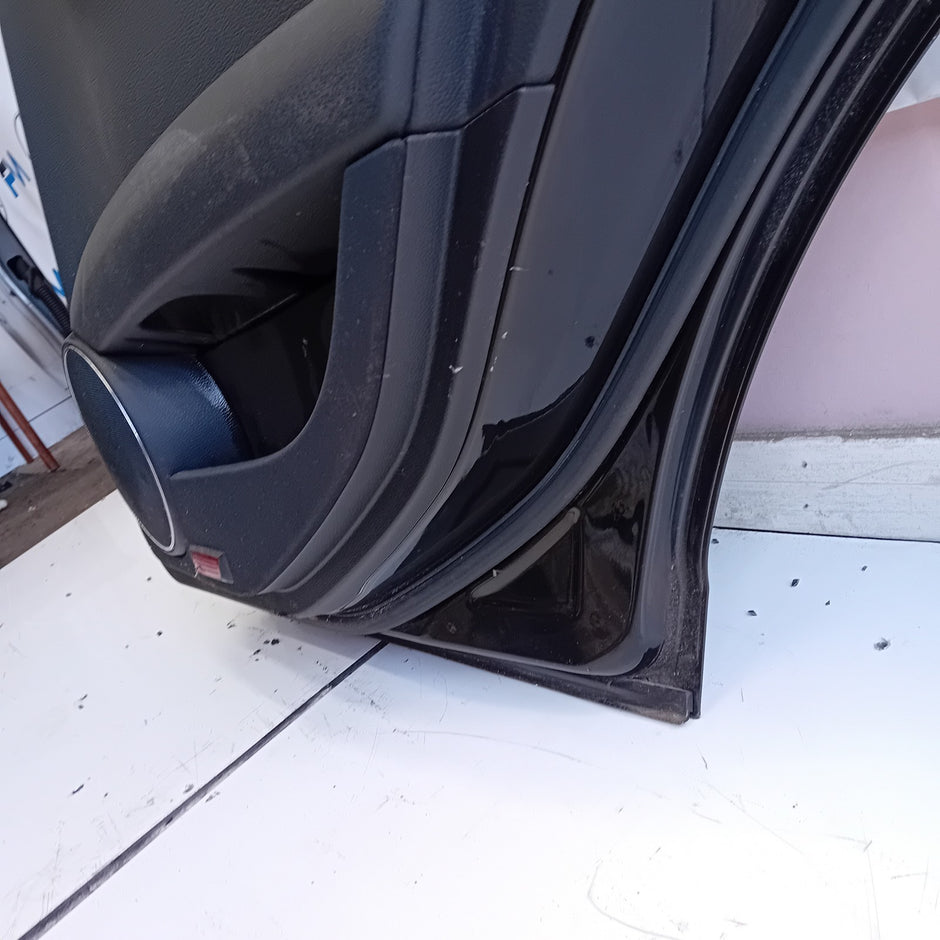 MERCEDES BENZ C-CLASS W204 DRIVER SIDE REAR DOOR ( OFF SIDE REAR ) FM010