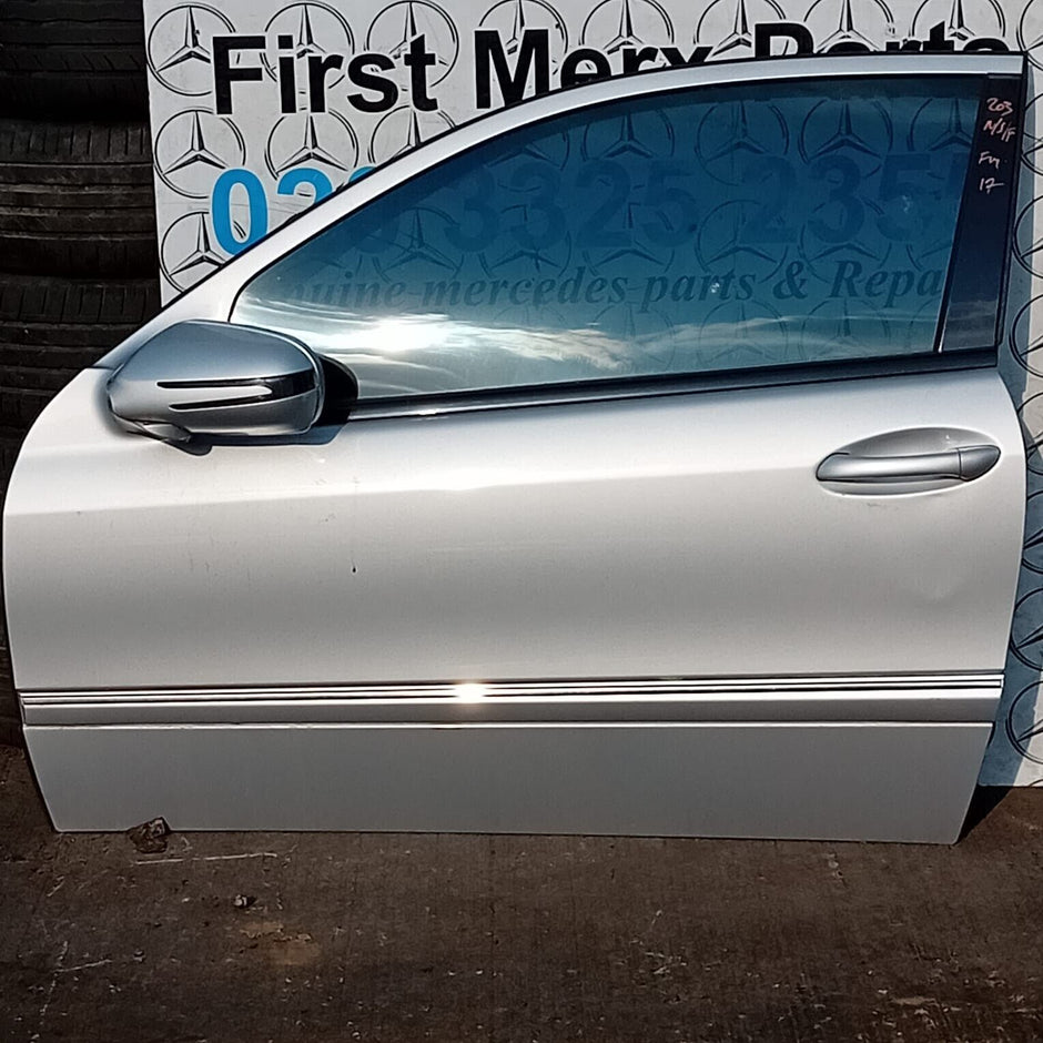 MERCEDES BENZ CLC C-CLASS W203 PASSENGER SIDE FRONT DOOR ( NEAR SIDE FRONT )