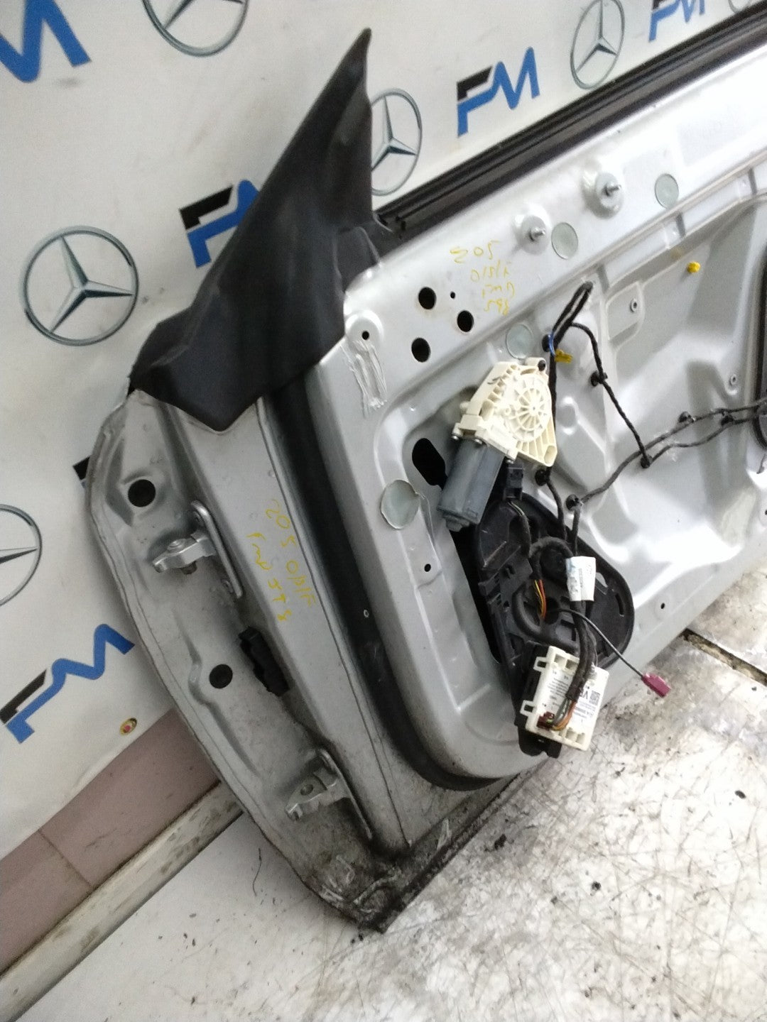 MERCEDES BENZ  C-CLS W205 DRIVER FRONT DOOR OSF SILVER 2014-21  FMD598