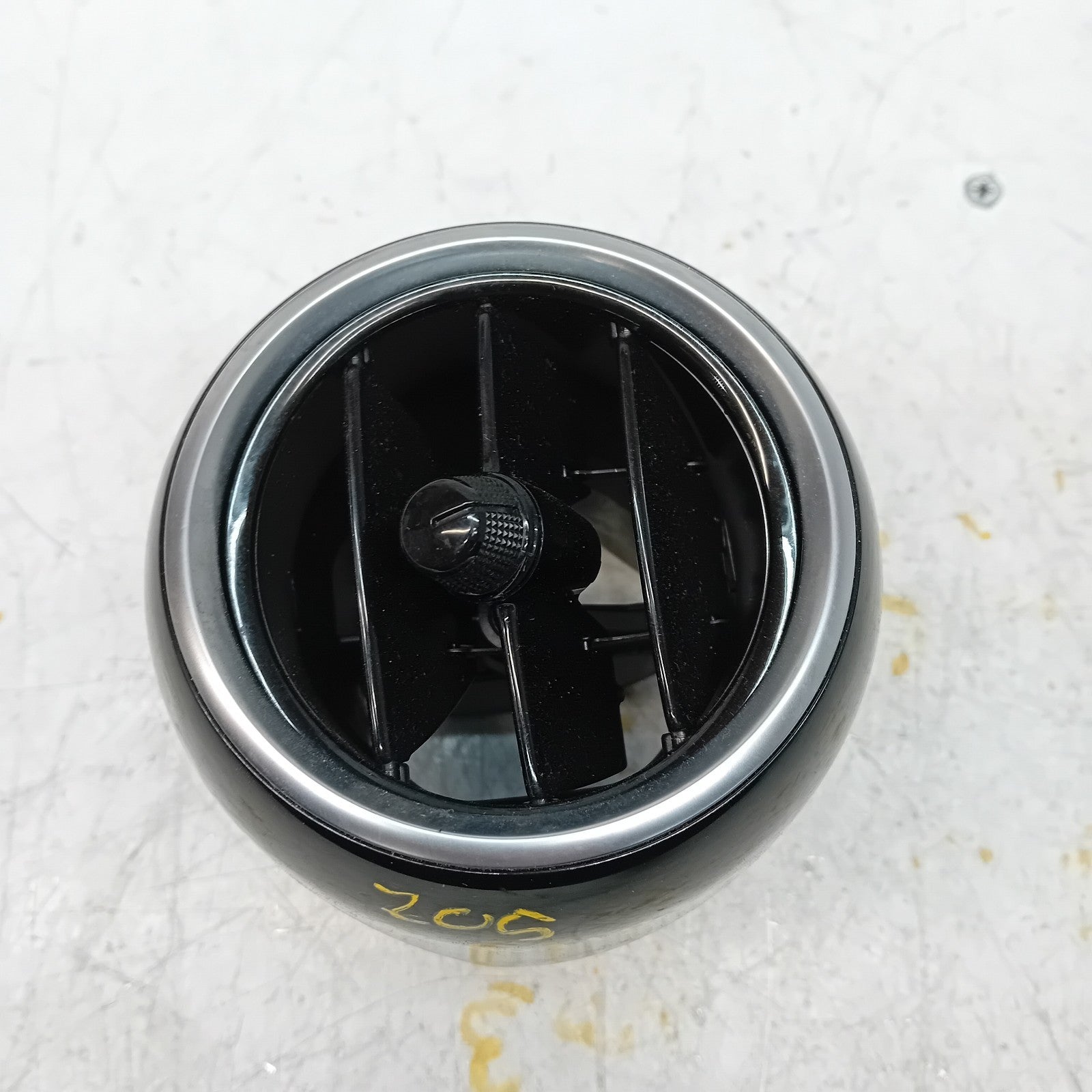 MERCEDES C-CLASS W205 DASHBOARD AIR VENT PASSENGER SIDE  A2058303604 FM001182